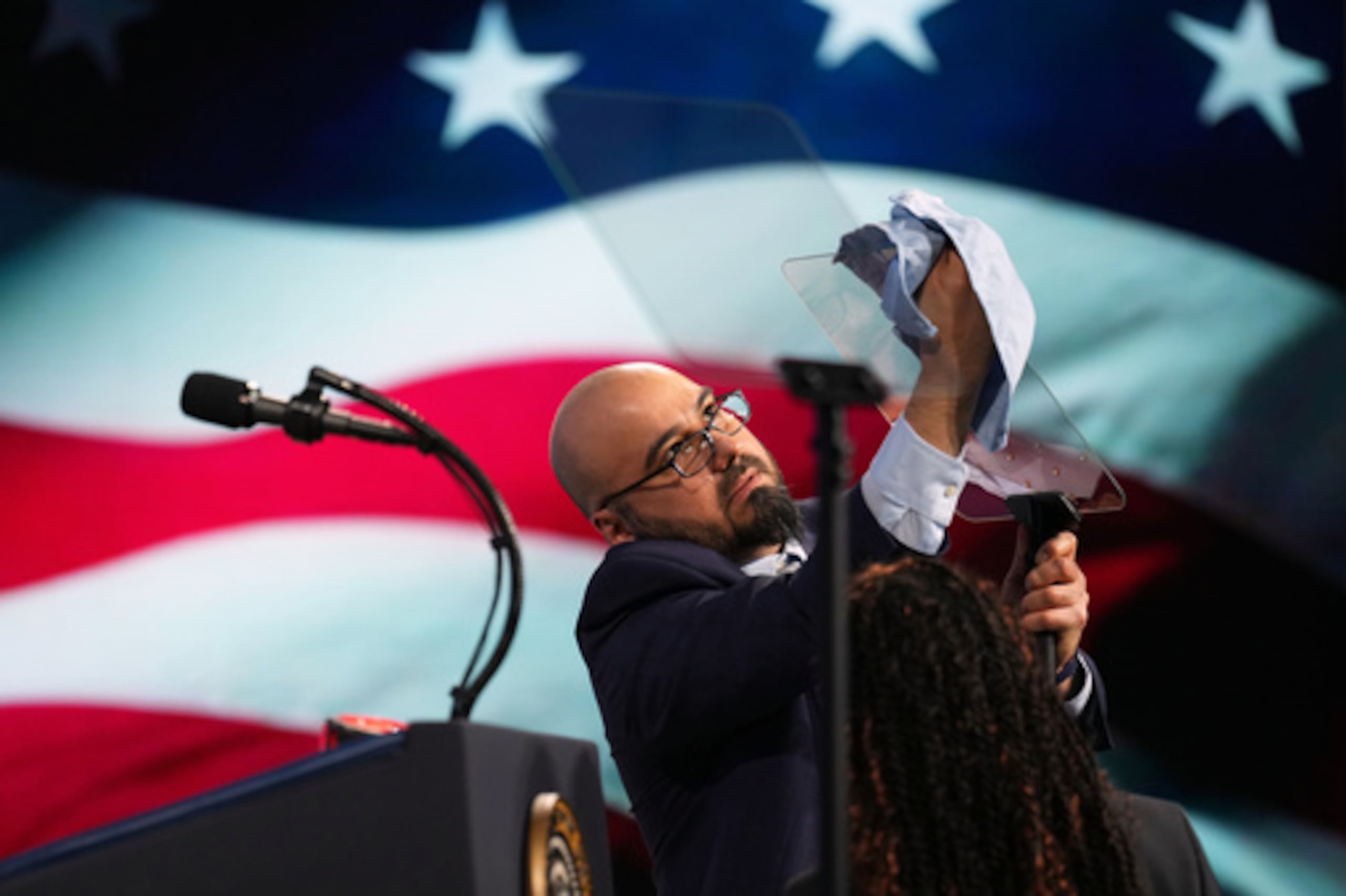 Gabriel Pérez limpia el teleprompter antes de que el presidente Donald Trump pronuncie su discurso en la cumbre del Future Investment Initiative Institute, el 27 de marzo de 2026, en Miami Beach, Florida. (Foto AP/Mark Schiefelbein, archivo)