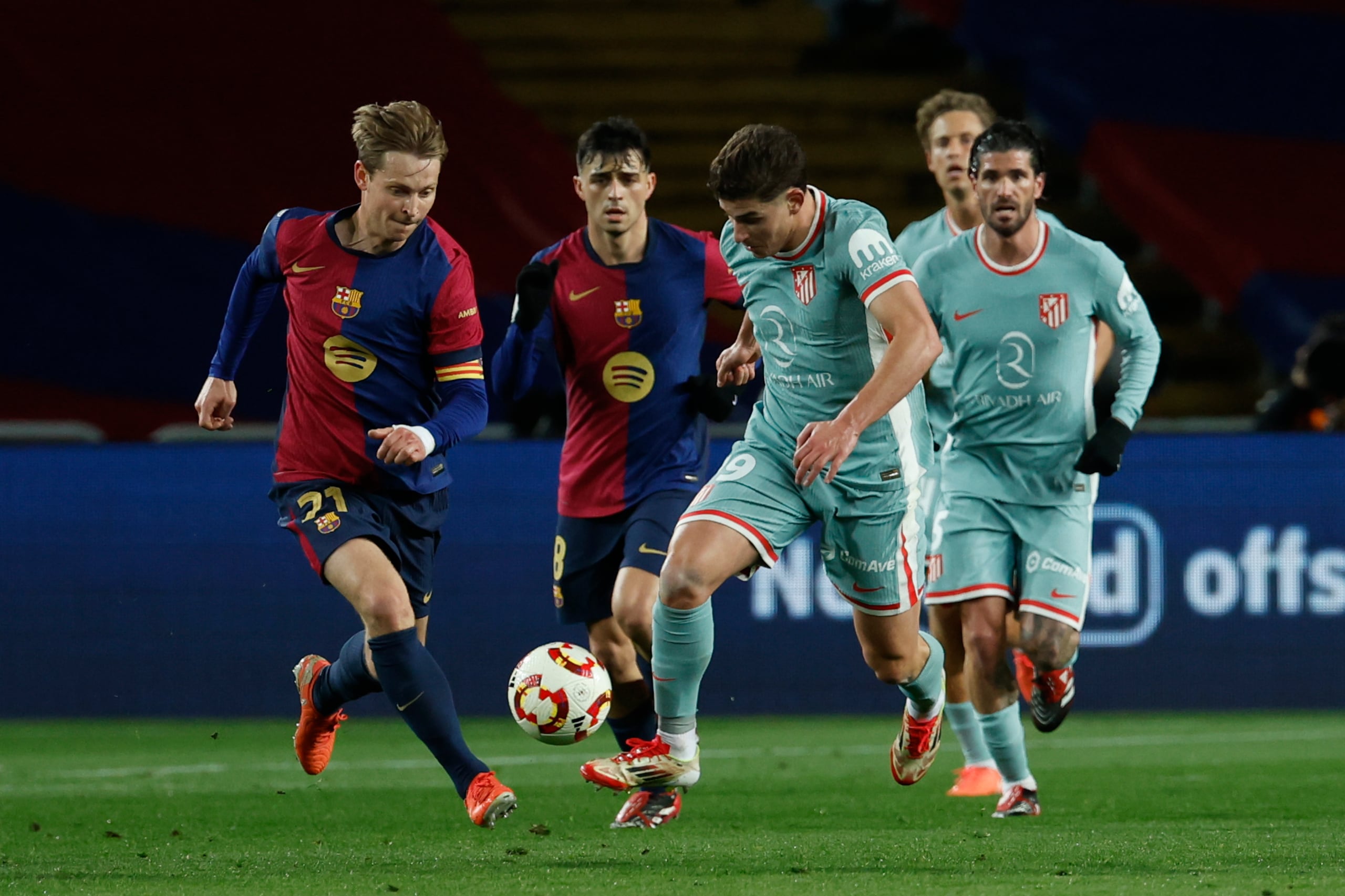 Frenkie de Jong (izquierda) y Julián Álvarez del Atlético de Madrid pugnan por el balón en la ida de su semifinal de la Copa del Rey, el martes 25 de 2025.