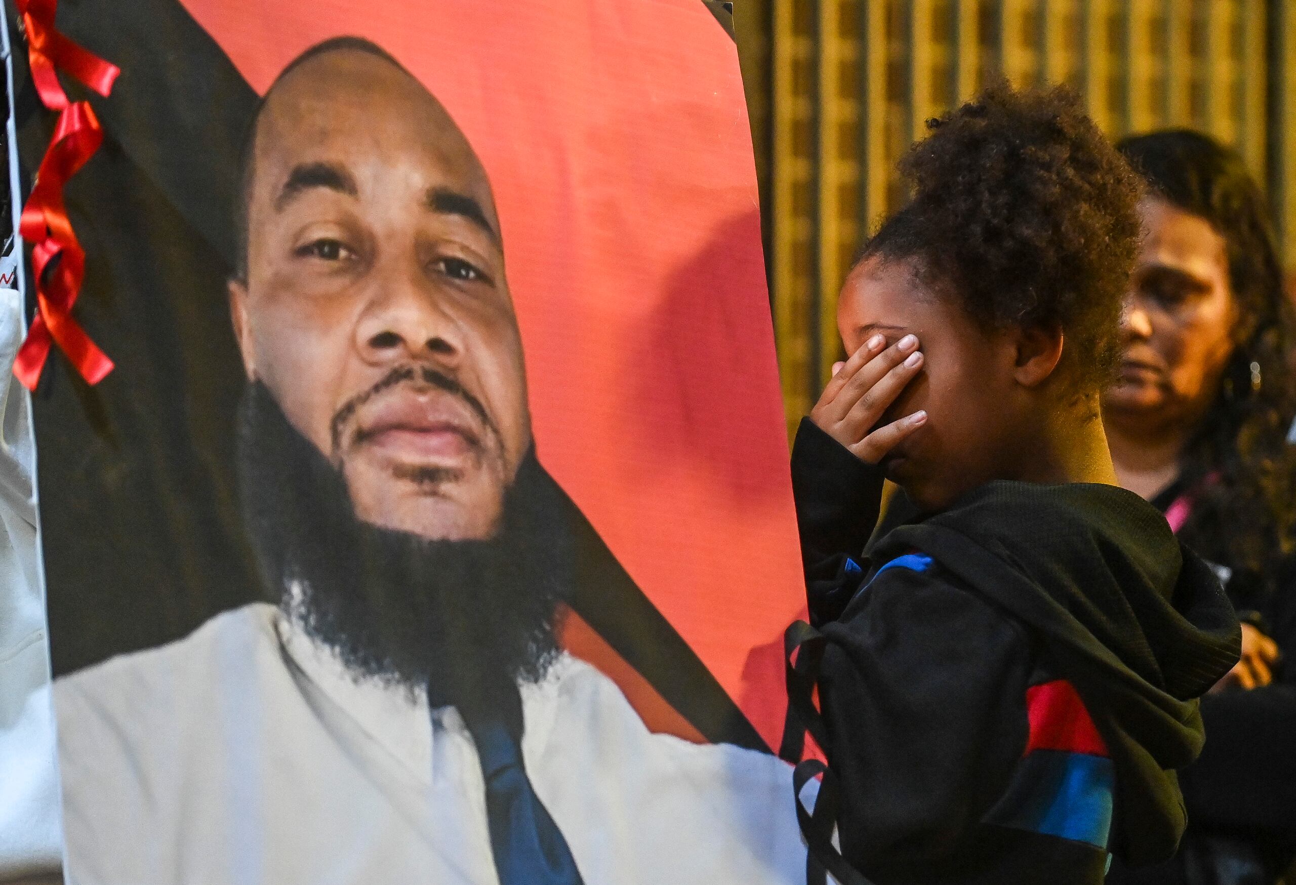 Un retrato de Stephen Perkins, un hombre negro que fue abatido por policías en Decatur, Georgia. Foto tomada durante una protesta frente a la sede de la policía, el 5 de octubre de 2023. (Jeronimo Nisa/The Decatur Daily via AP)