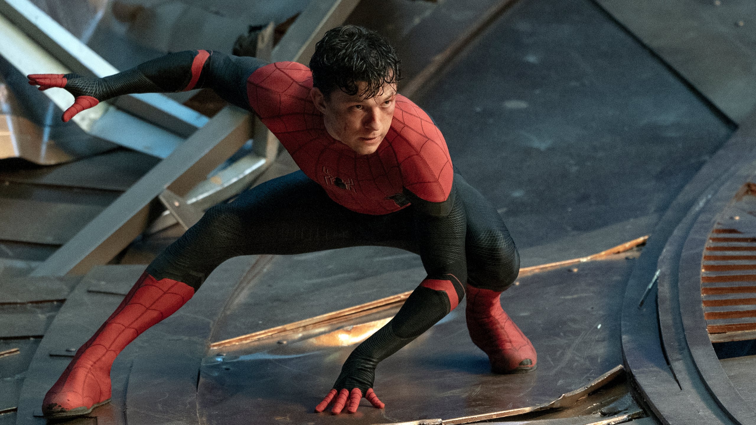 Imagen difundida por Sony Pictures en la que Tom Holland actúa en una escena de "Spider-Man: No Way Home" de Columbia Pictures.