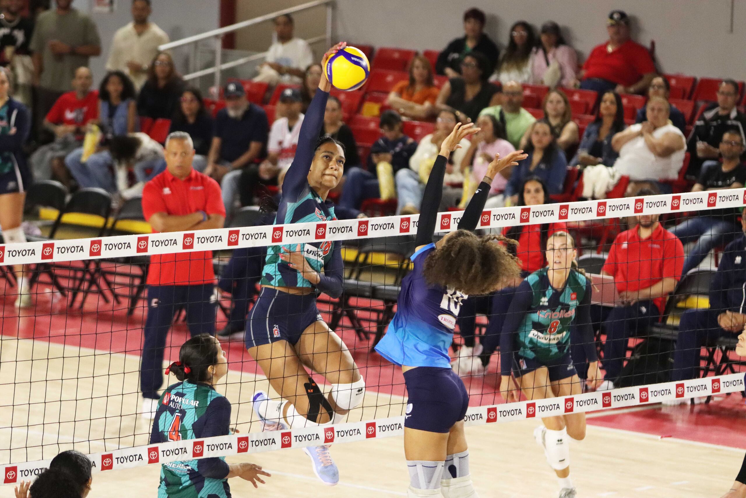 Alba Hernández ataca durante la acción sabatina en el partido entre las Criollas y las Mets.