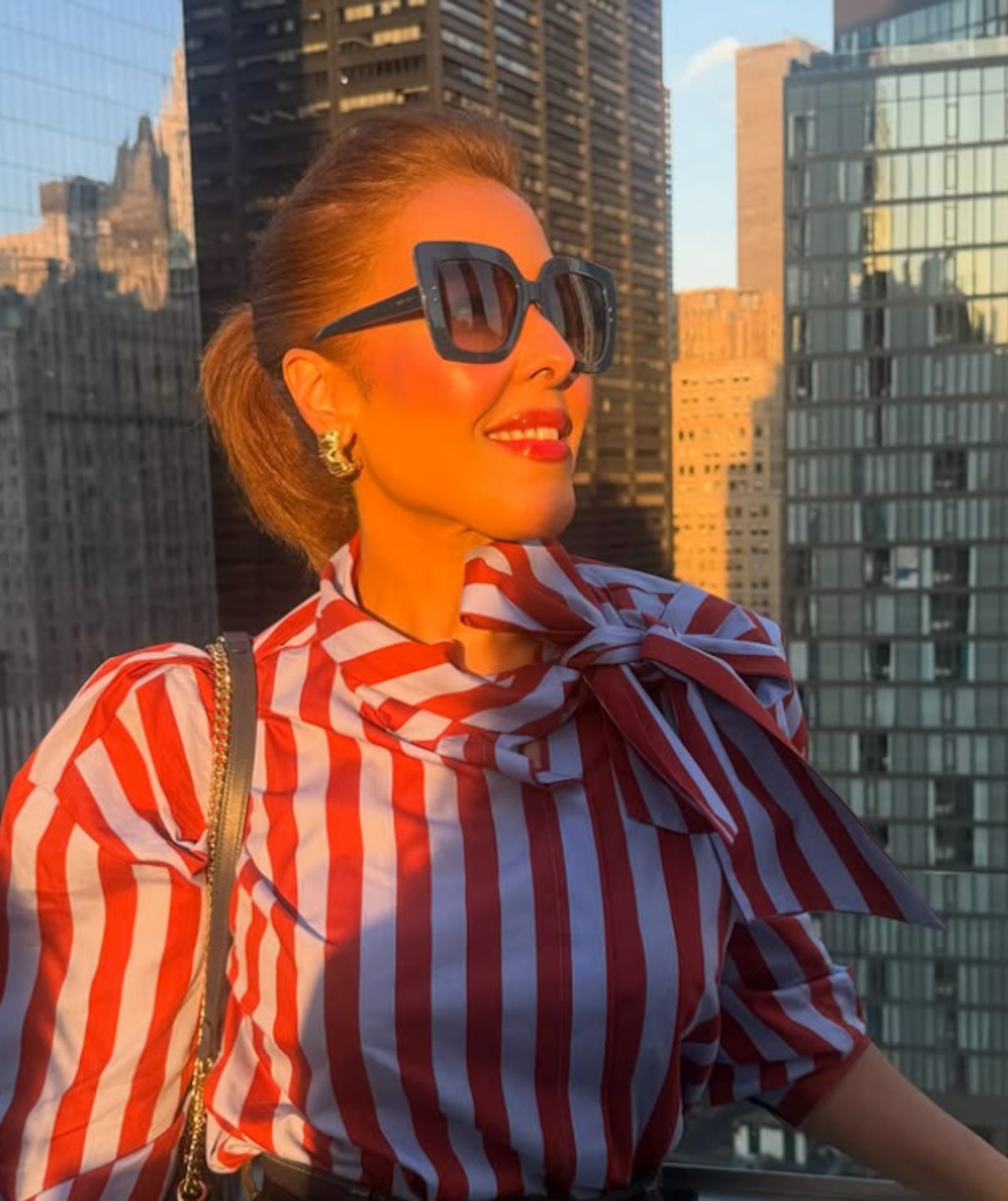 La periodista dominicana Yolaine Díaz murió el lunes durante un incendio originado en un edificio de apartamentos de seis pisos en Inwood del alto Manhattan, en Nueva York, junto a su madre, Ana Mirtha Lantigua, y una tercera persona.