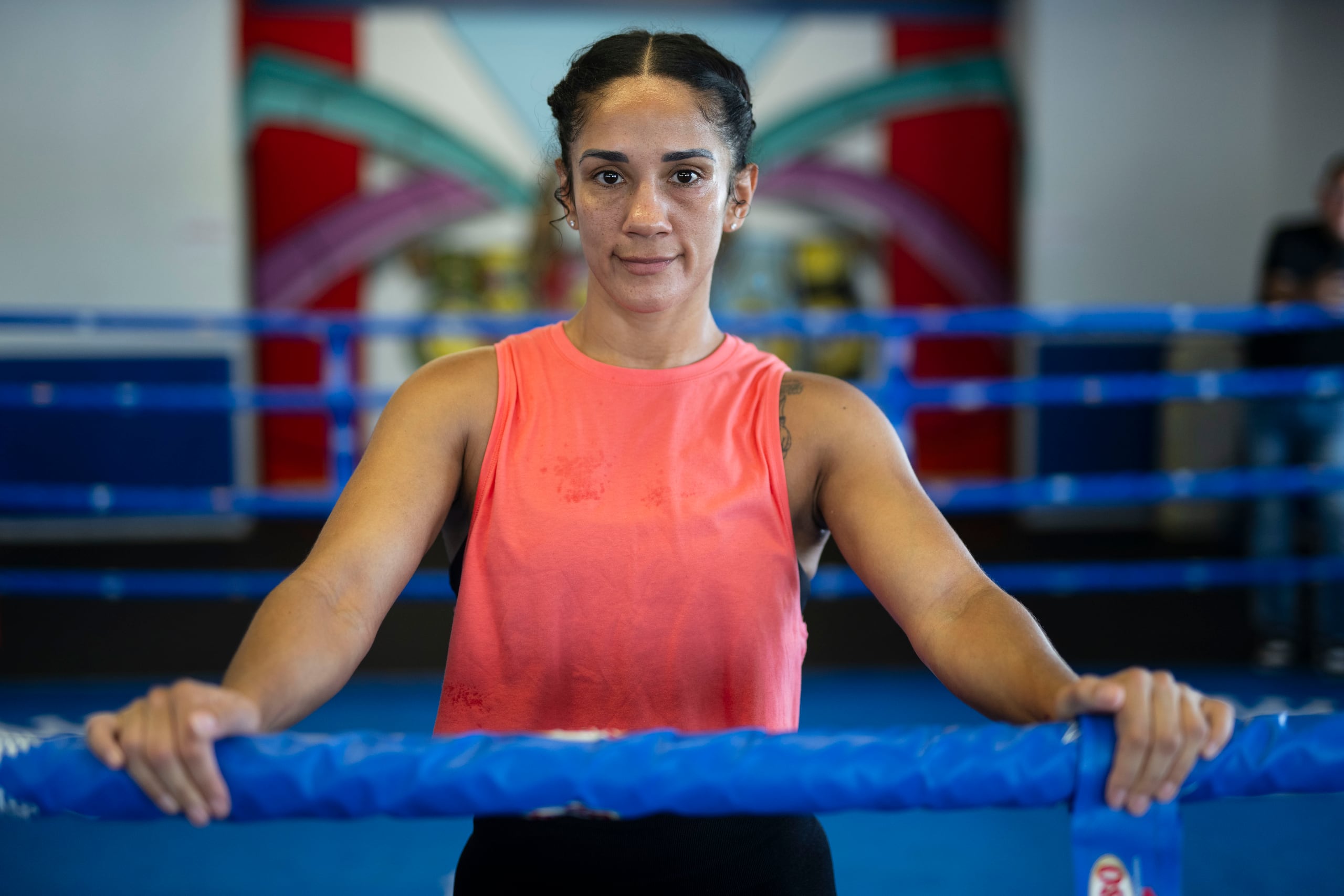 La boxeadora Amanda Serrano posa para el lente de GFR Media previo a un entrenamiento con los prospectos Jan Paul Rivera, Krystal Rosado y Alex Chaparro, en el gimnasio que fue bautizado con su nombre en Carolina.