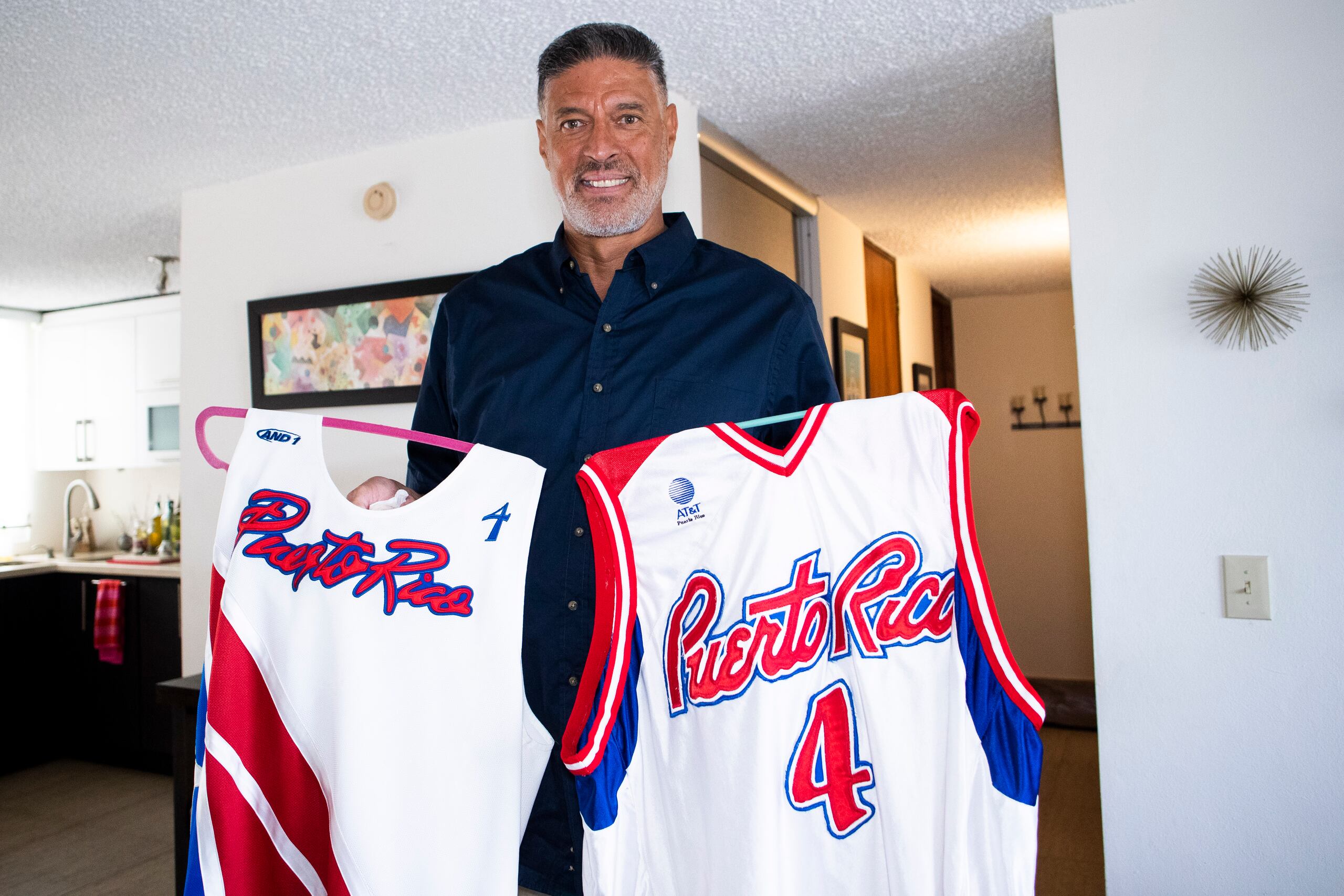 José “Piculín” Ortiz muestra dos de sus camisa que vistió en momentos claves de su carrera, como Atenas 2004.