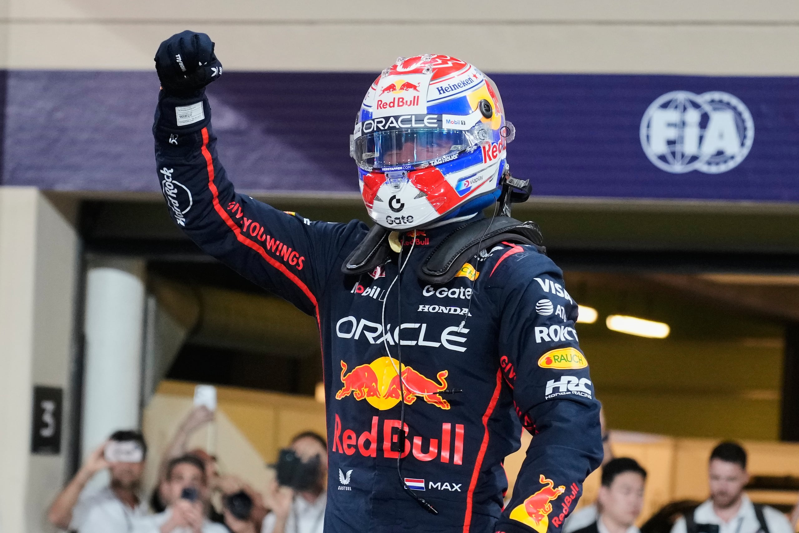 Max Verstappen, piloto de Red Bull, celebra tras asegurar la pole del GP de Abu Dabi.