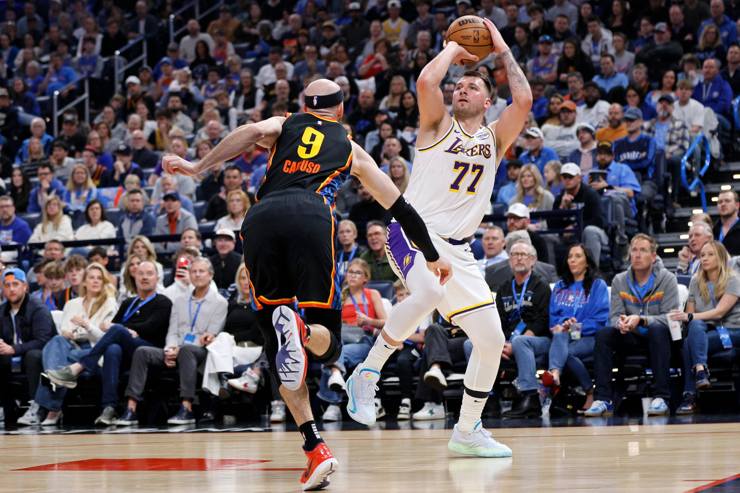 Luka Doncic (77), de los Lakers de Los Ángeles, se prepara para tirar a la canasta frente a Alex Caruso (9), del Thunder de Oklahoma City.