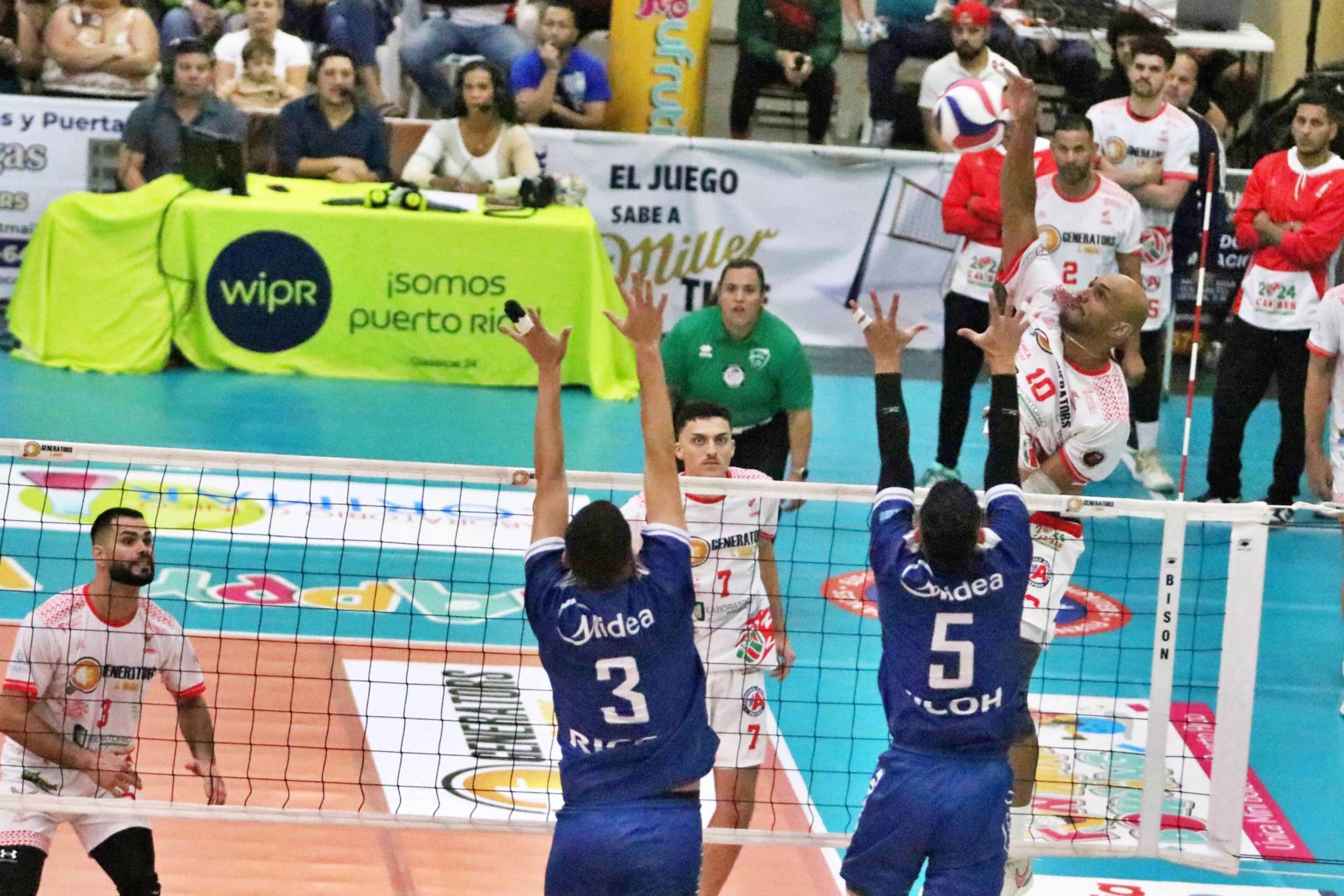 Ezequiel Cruz ataca cruzado por la posición 4 durante el quinto juego de la serie final, jugado este lunes en San Sebastián.