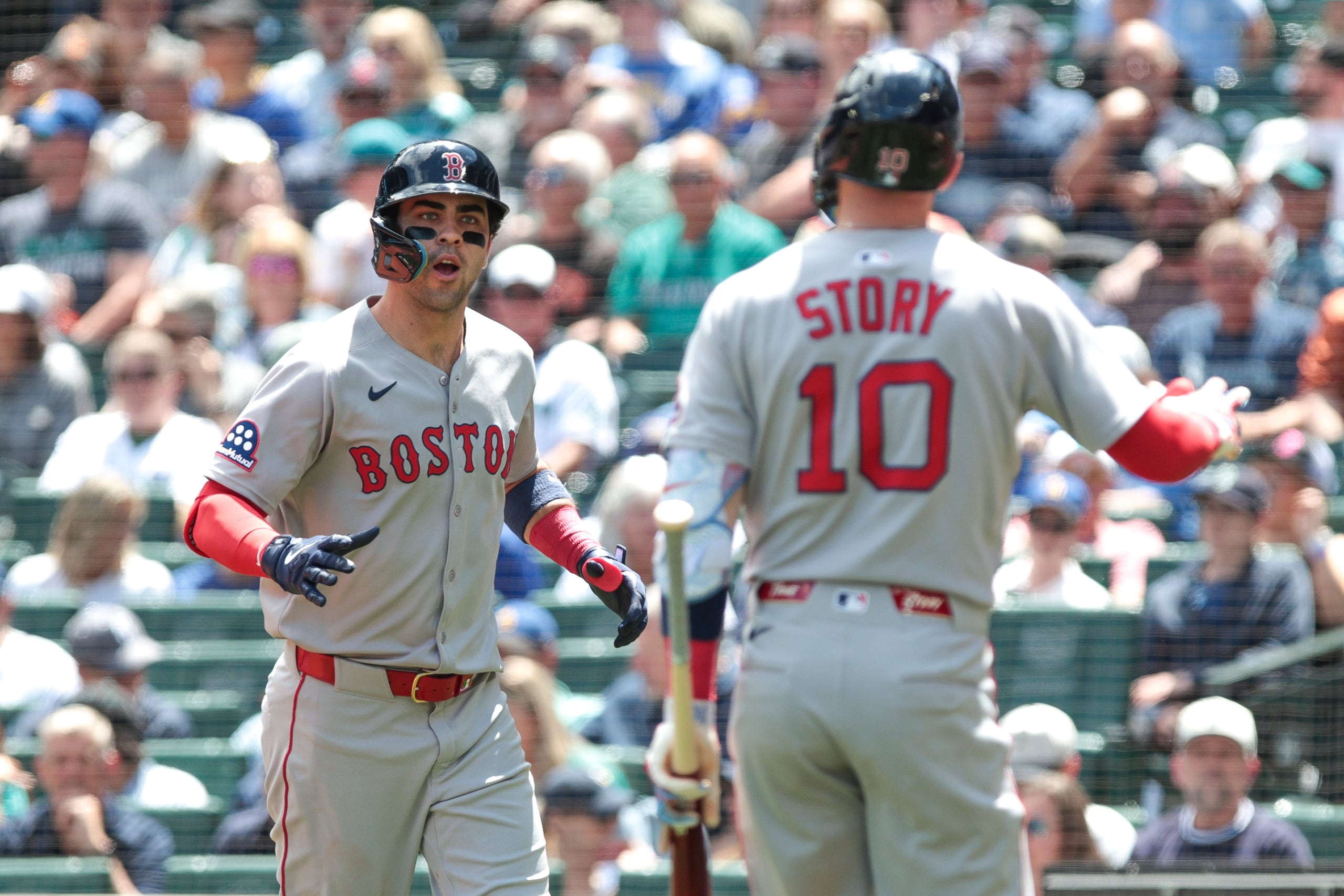 Marcelo Mayer, izquierda, de los Red Sox de Boston, celebra con Trevor Story (10) después de batear un jonrón en solitario frente al abridor de los Marineros de Seattle, Luis Castillo, durante la segunda entrada del juego de béisbol de Grandes Ligas, el miércoles 18 de junio de 2025, en Seattle. (AP Foto/Jason Redmond)