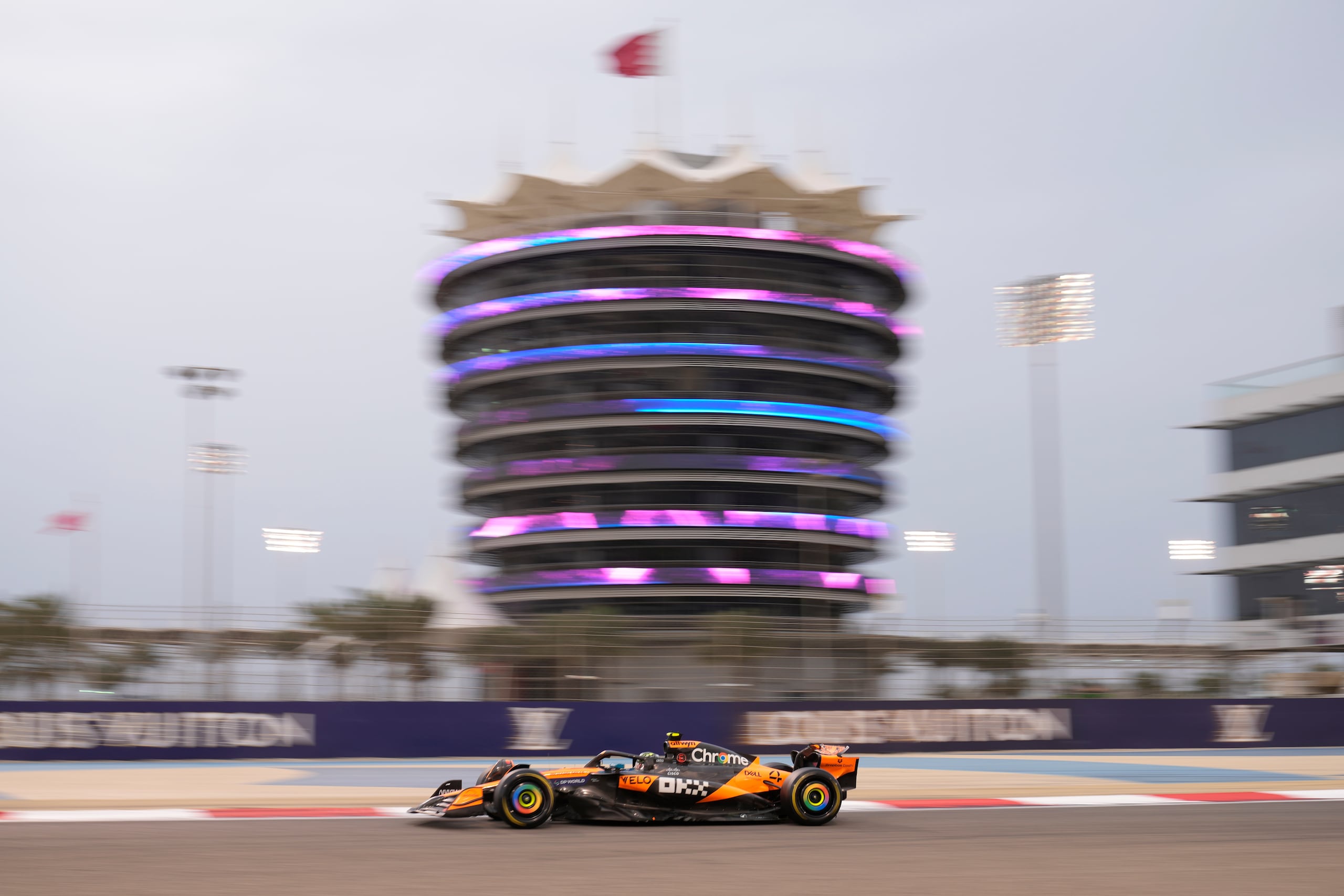 Lando Norris al volante de su McLaren.