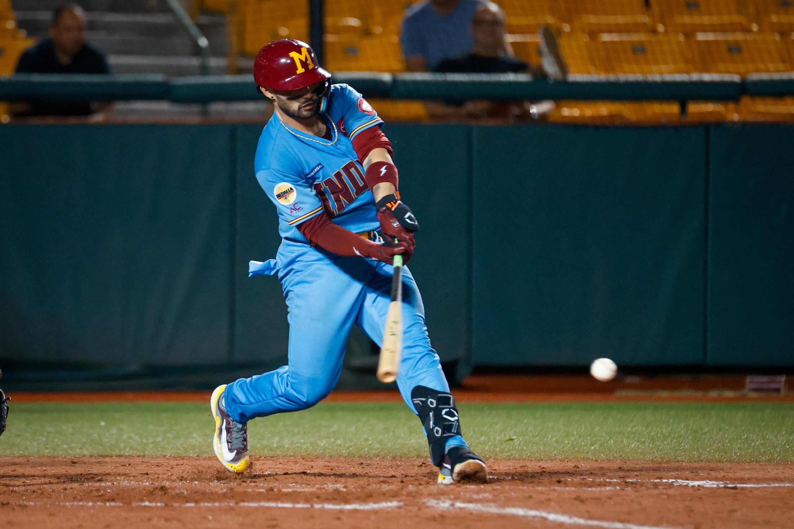 Mario Feliciano, de los Indios de Mayagüez, conecta un sencillo en el partido frente a los Gigantes de Carolina.