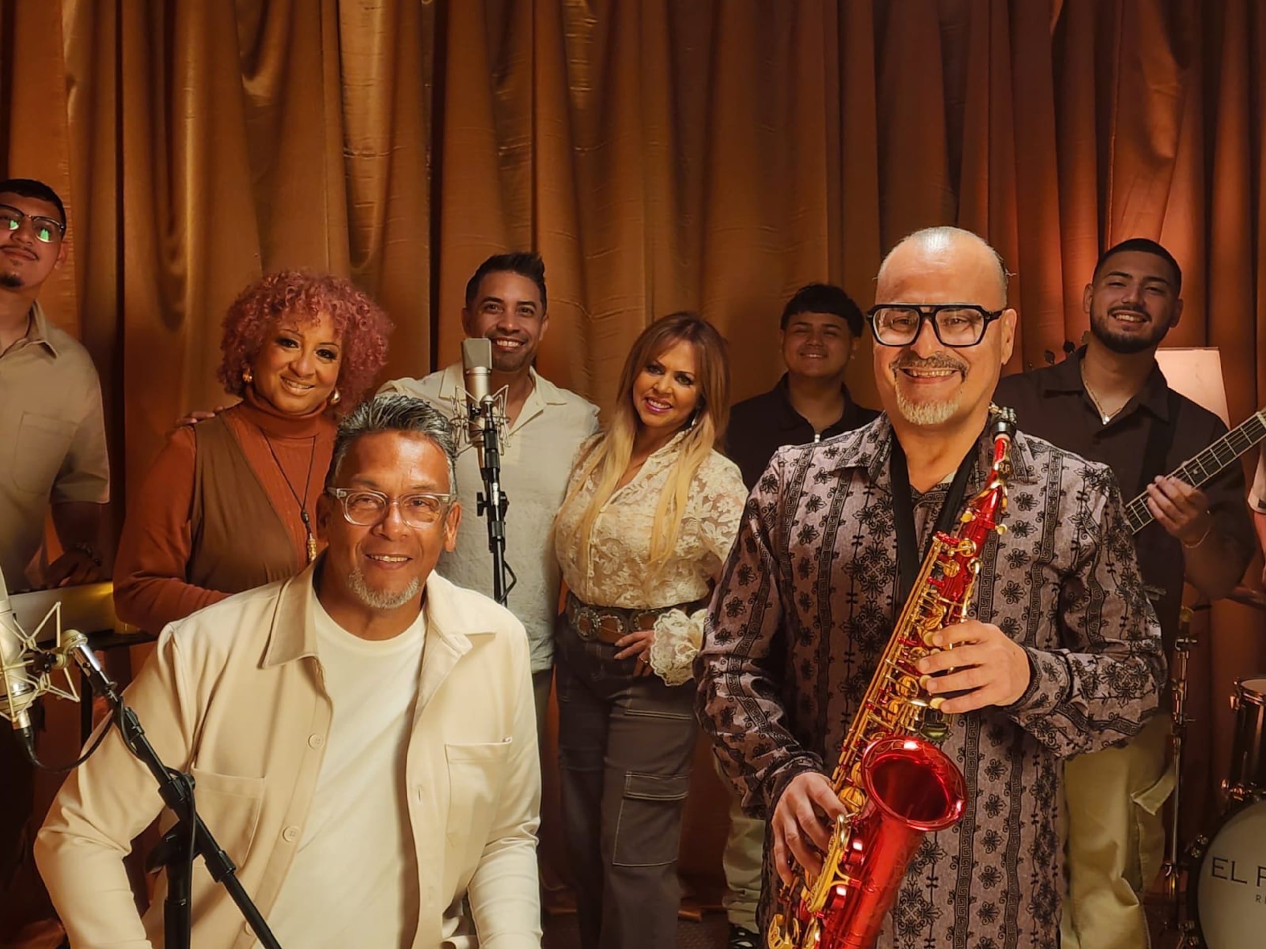 René González se une al saxofonista Jimmy Baruc para rendir homenaje al tema que lanzó hace 18 años.