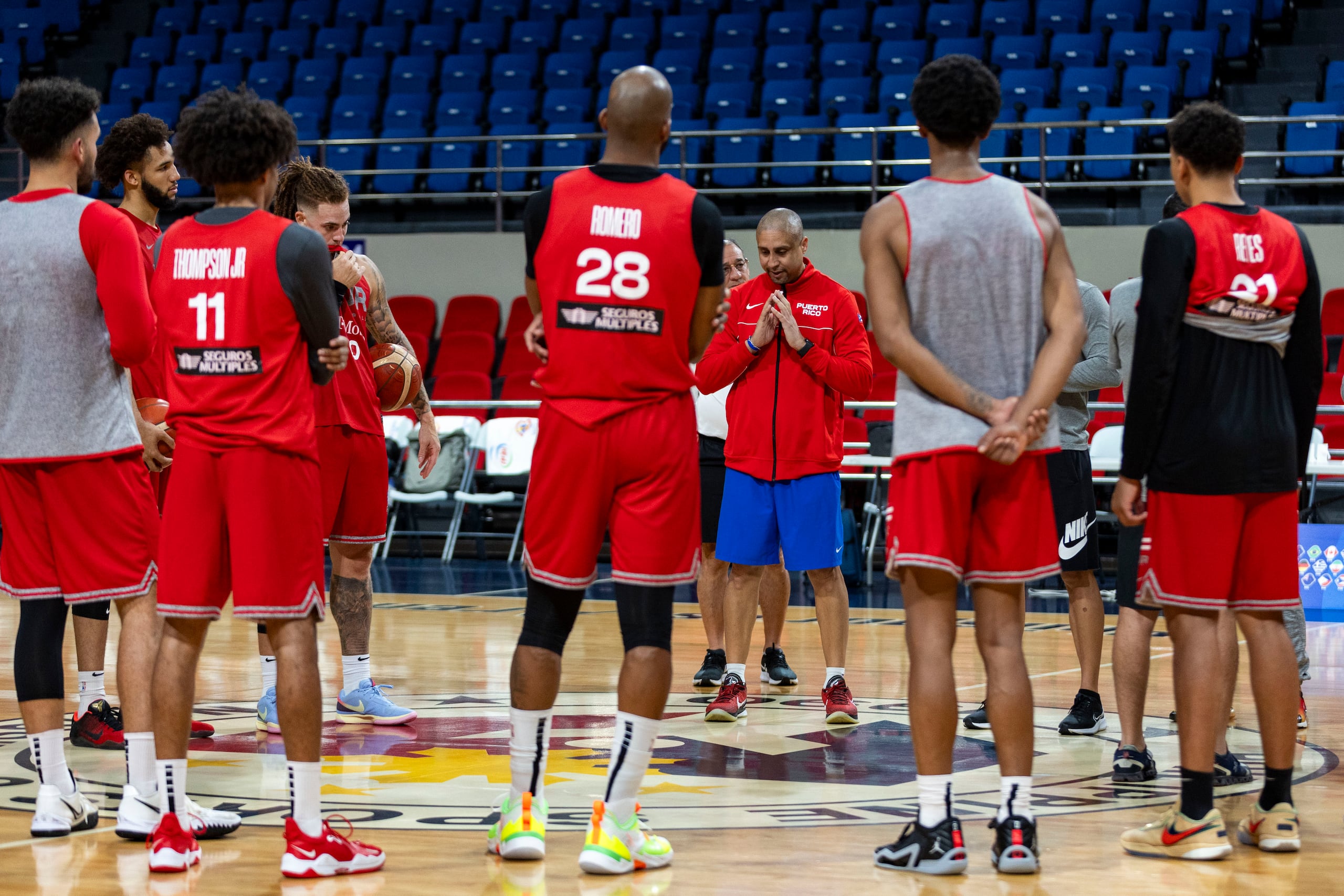 El entrenador Nelson Colón conversa con los jugadores de Puerto Rico en la sesión de práctica del equipo de hoy martes, la última de preparación directa para el juego ante China este miércoles.