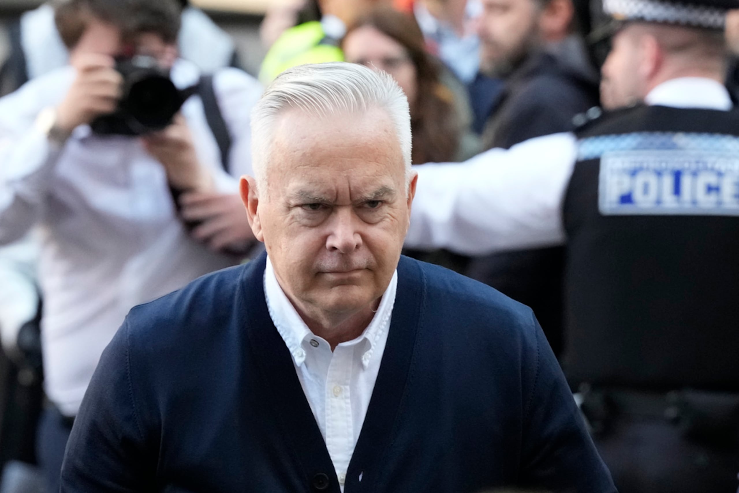 Huw Edwards, expresentador de noticias de la BBC, llega al Tribunal de Magistrados de Westminster para ser sentenciado después de declararse culpable de tres cargos de realizar imágenes indecentes de niños en Londres, el 16 de septiembre de 2024.