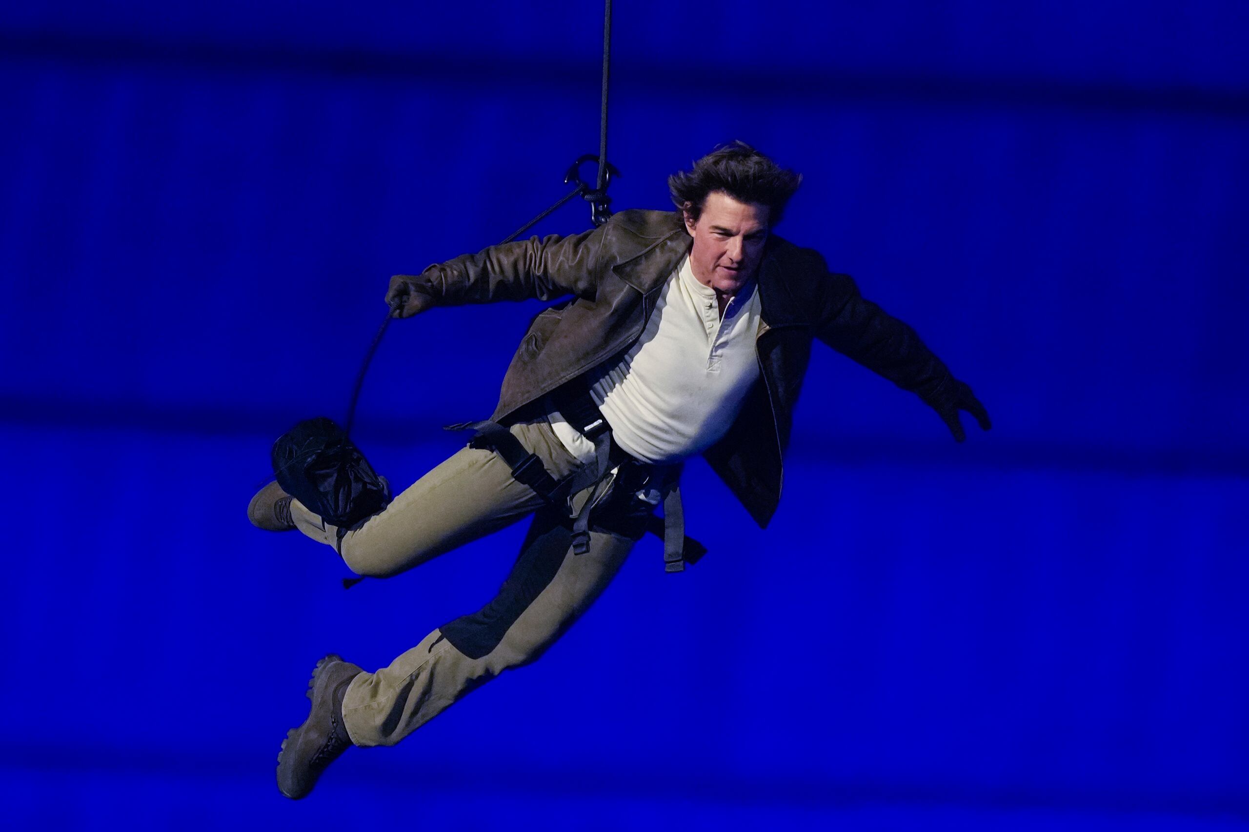 Tom Cruise es bajado al Stade de France durante la ceremonia de clausura de los Juegos Olímpicos de París, el domingo 11 de agosto de 2024, en Saint-Denis, France. (AP Foto/Natacha Pisarenko)