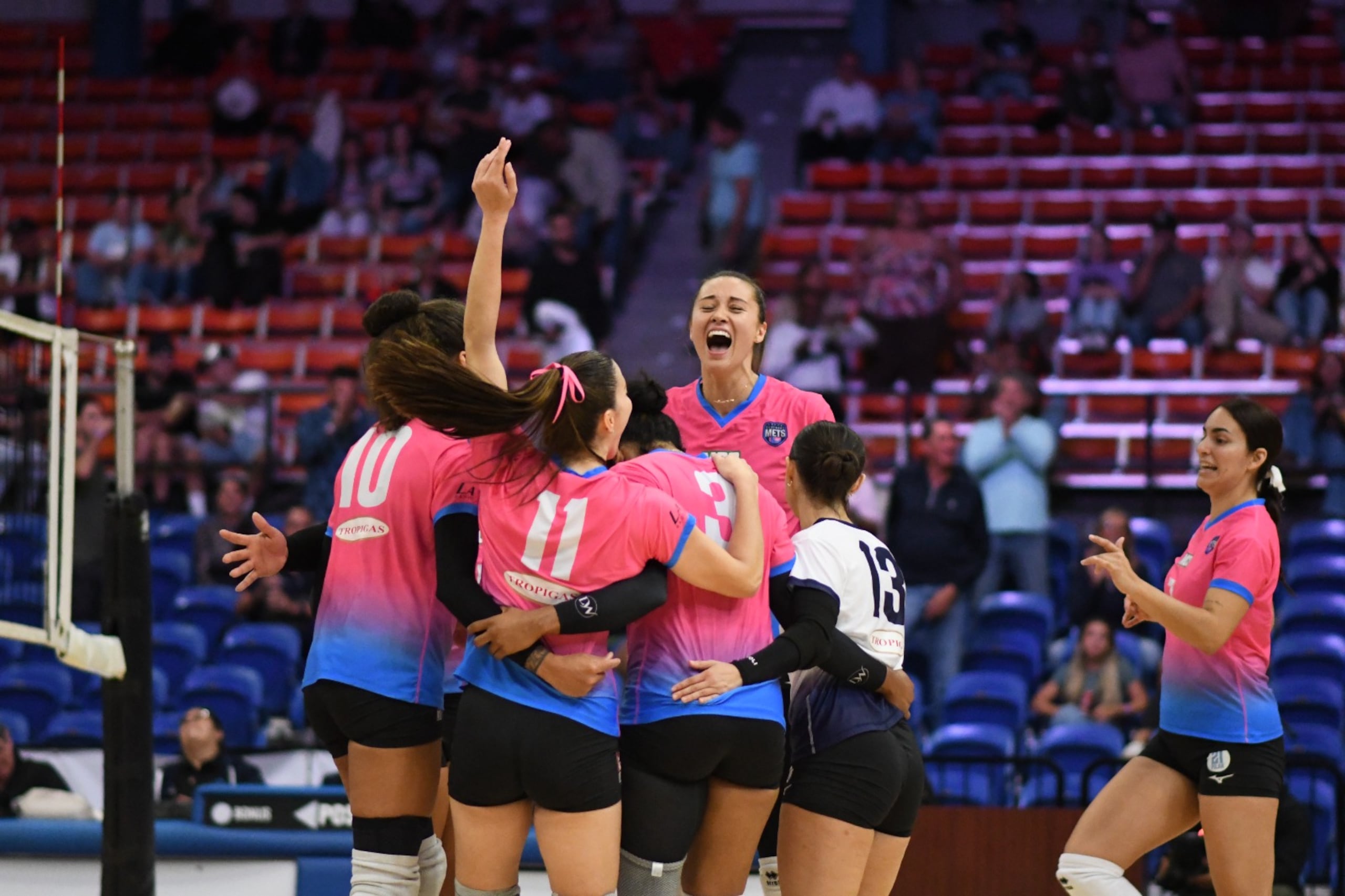 Las Mets de Guaynabo celebran su victoria sobre las Criollas de Caguas.