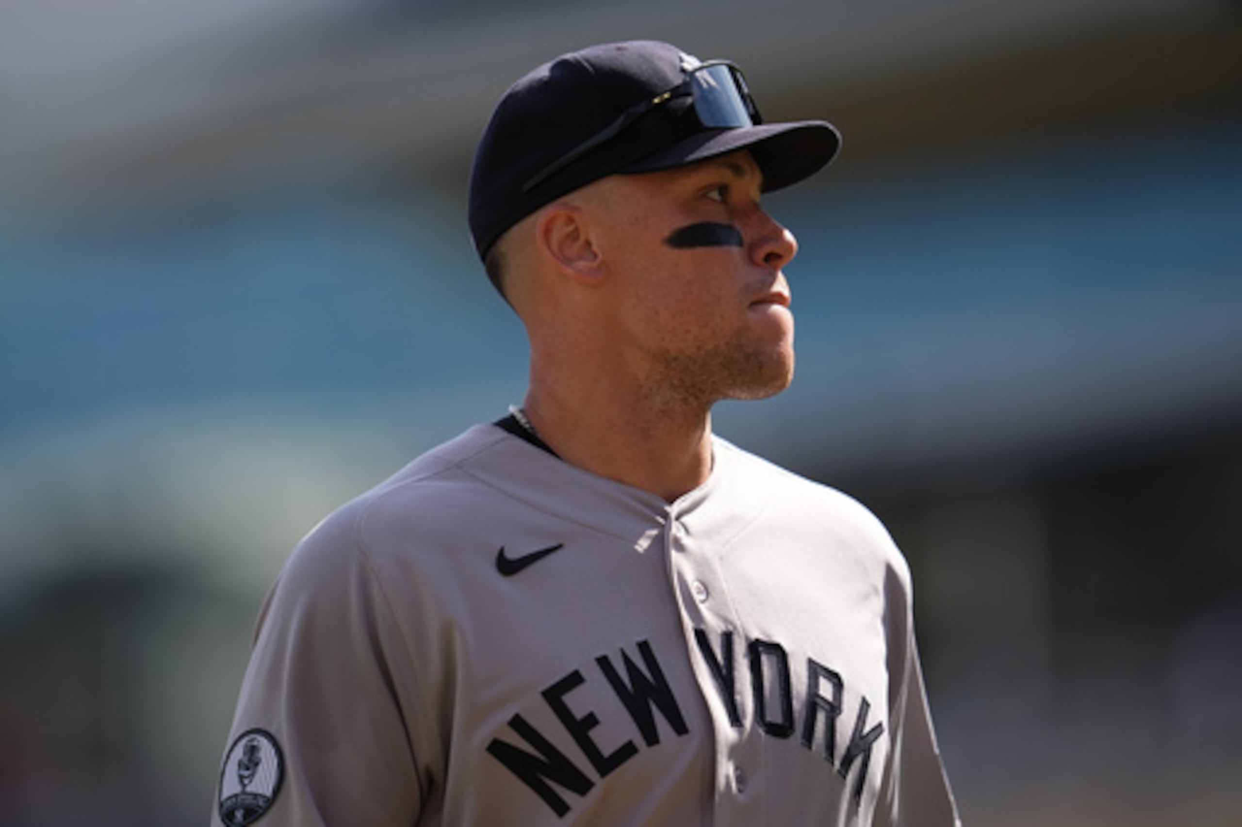 Aaron Judge, de los Yankees de Nueva York, regresa al banquillo tras la parte baja de la cuarta entrada de un partido de béisbol contra los Twins de Minnesota, el miércoles 16 de septiembre de 2026, en Minneapolis. (Foto AP/Abbie Parr)