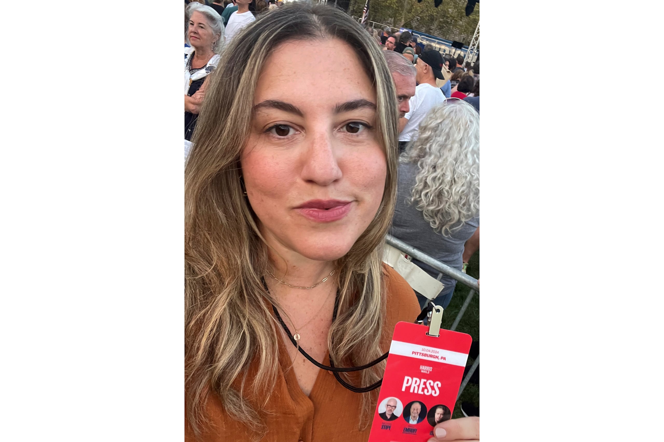 En una foto sin fechar proporcionada por Marisa Kabas aparece sosteniendo una acreditación para prensa el 4 de octubre de 2024 en Pittsburgh. (Marisa Kabas vía AP)