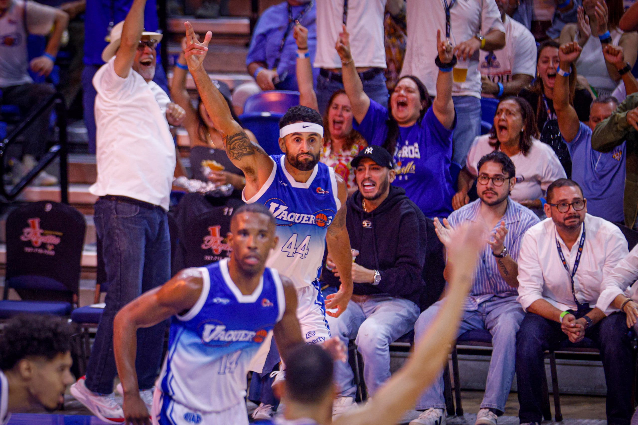 Javier Mojica levanta un brazo en plena ocasión.