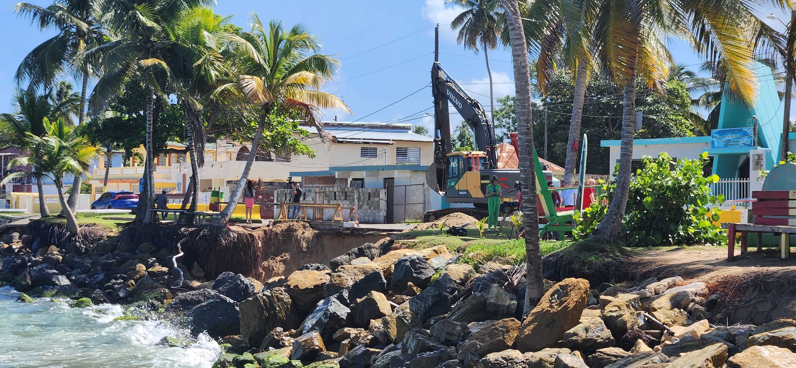 Trabajos en Loíza contra la erosión costera.