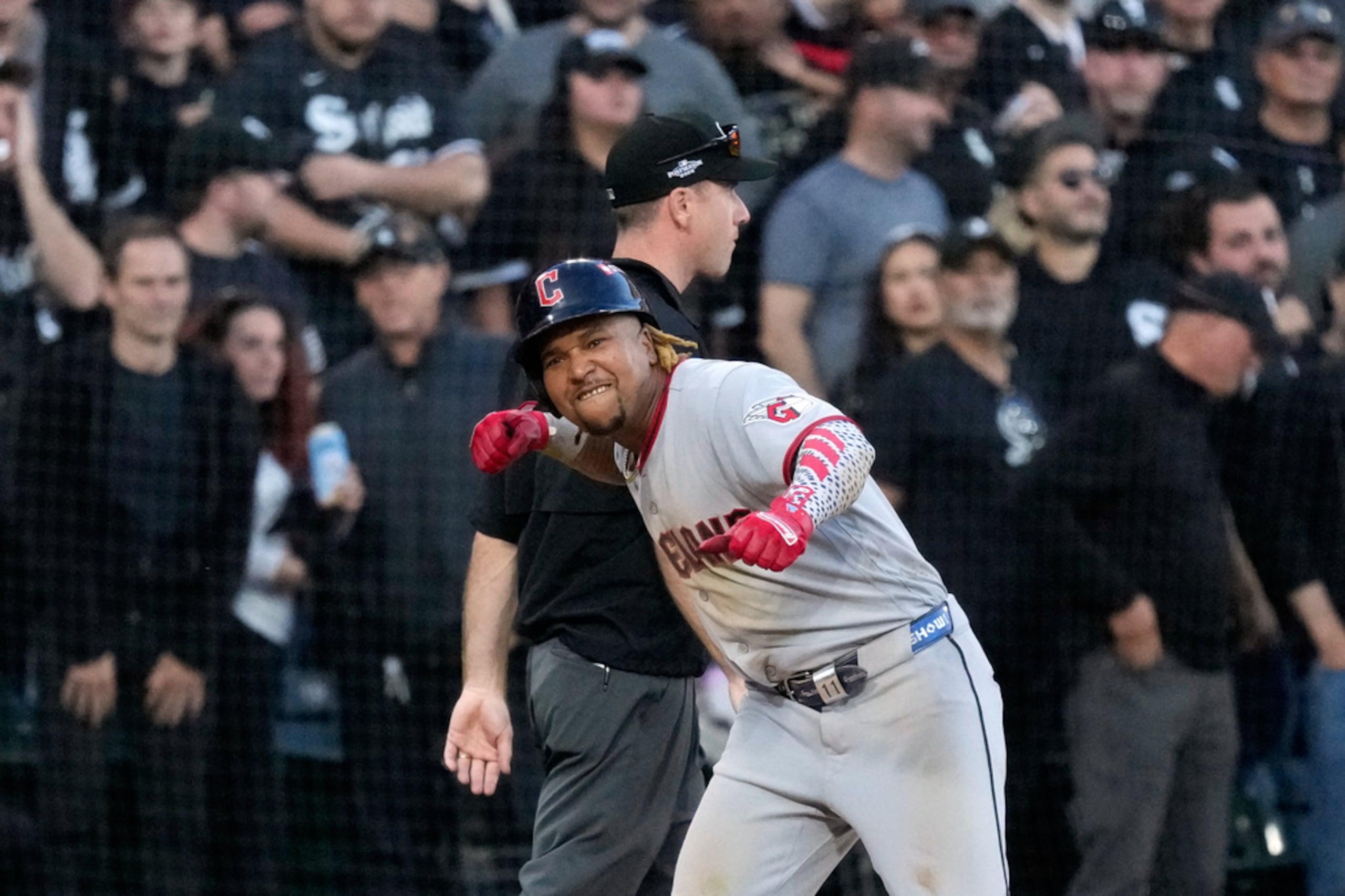 José Ramírez, de los Guardianes de Cleveland, tras conectar un triple ante los Medias Blancas de Chicago en el tercer juego de la serie divisional de la Liga Americana.
