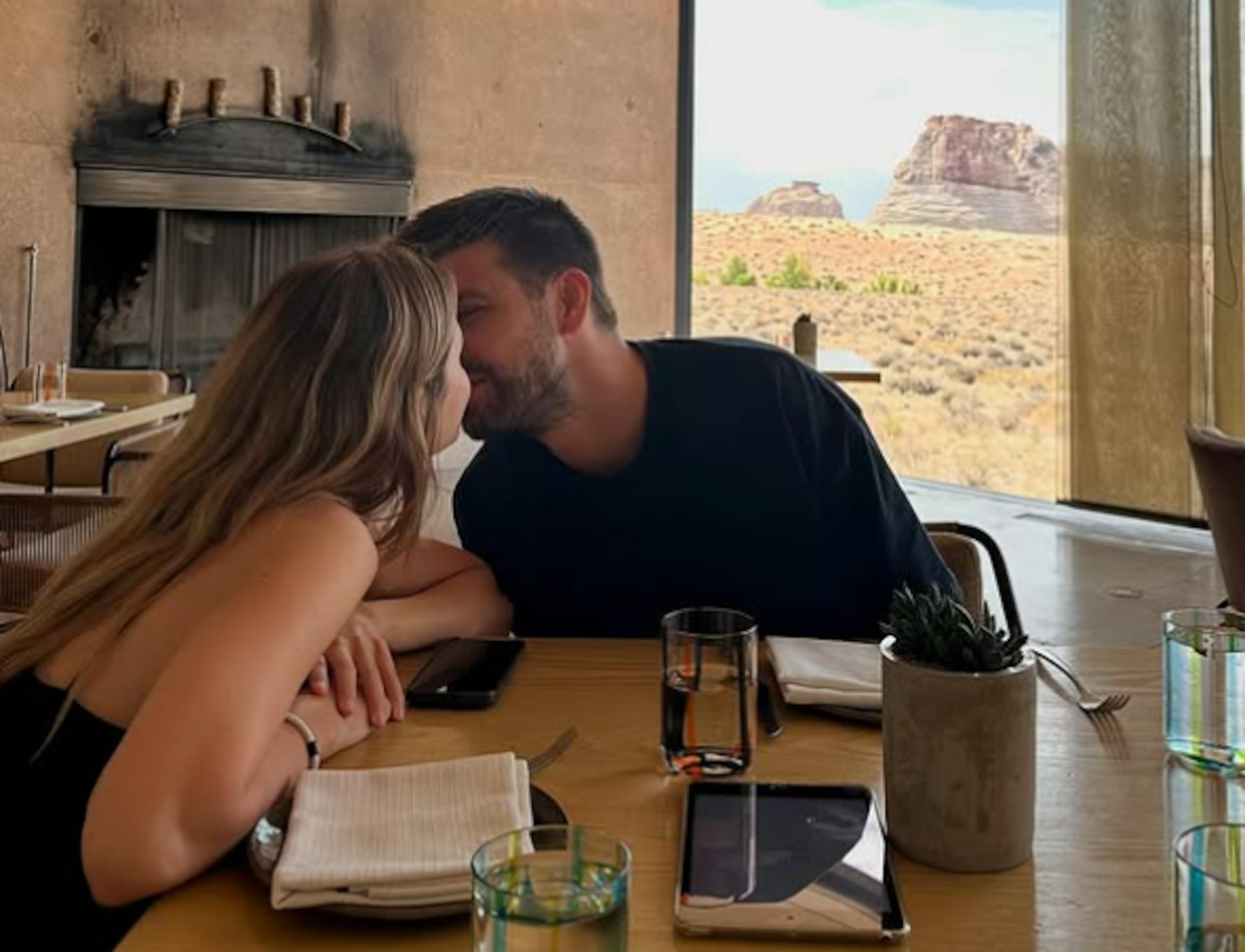 Clara Chía y el exjugador de fútbol español Gerard Piqué.