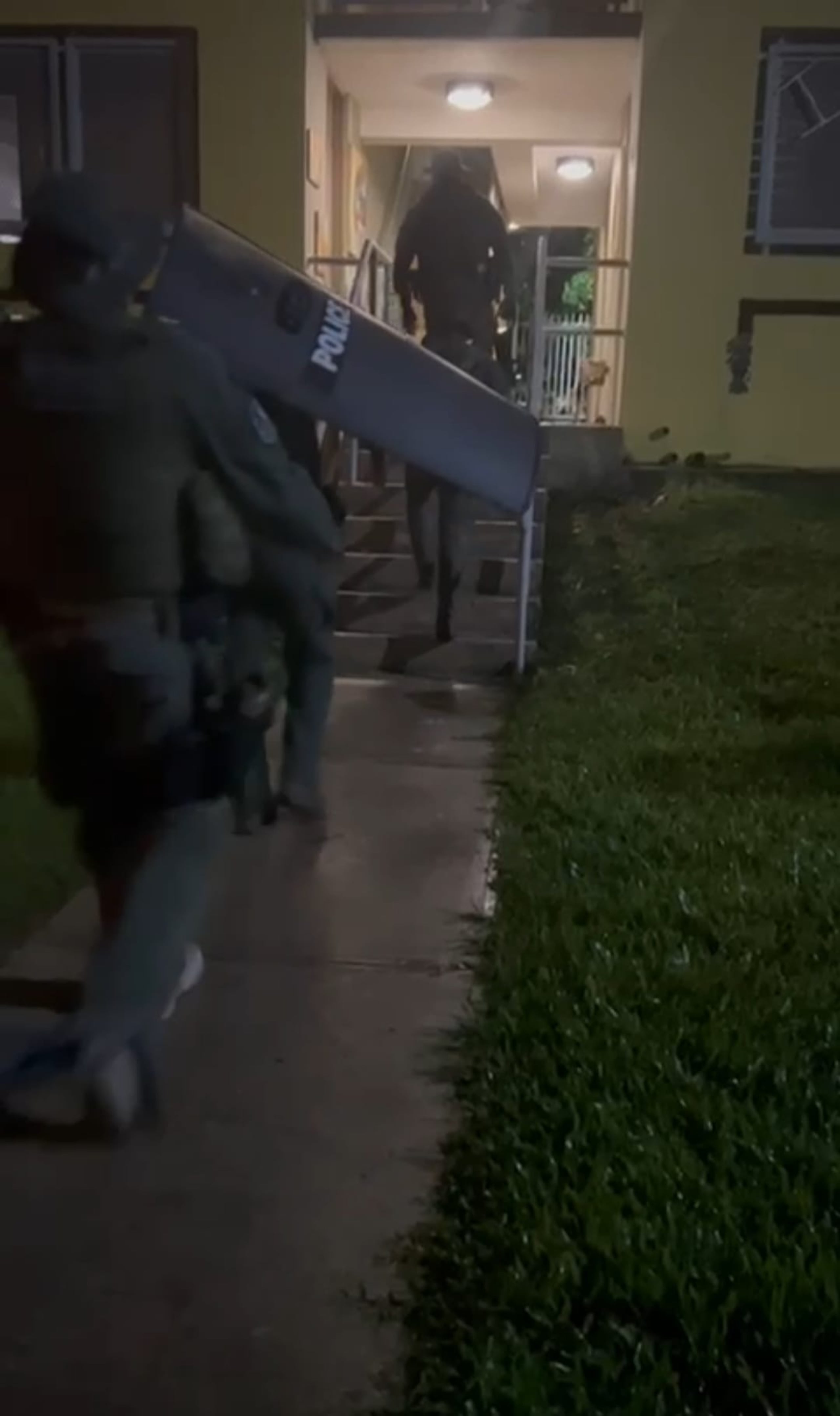 Un hombre fue arrestado por ocupar un apartamento deshabitado en el residencial Los Mirtos, en Carolina.