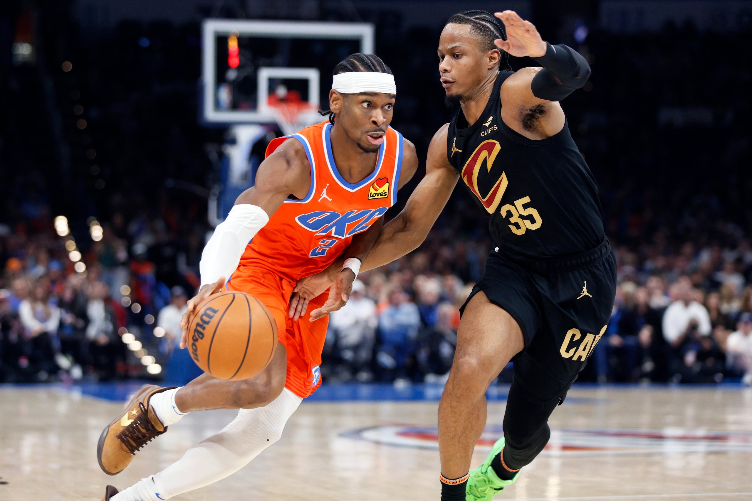 El Thunder de Shai Gilgeous-Alexander (2) y los Cavs de Isaac Okoro (35) llevan campañas de ensueño.