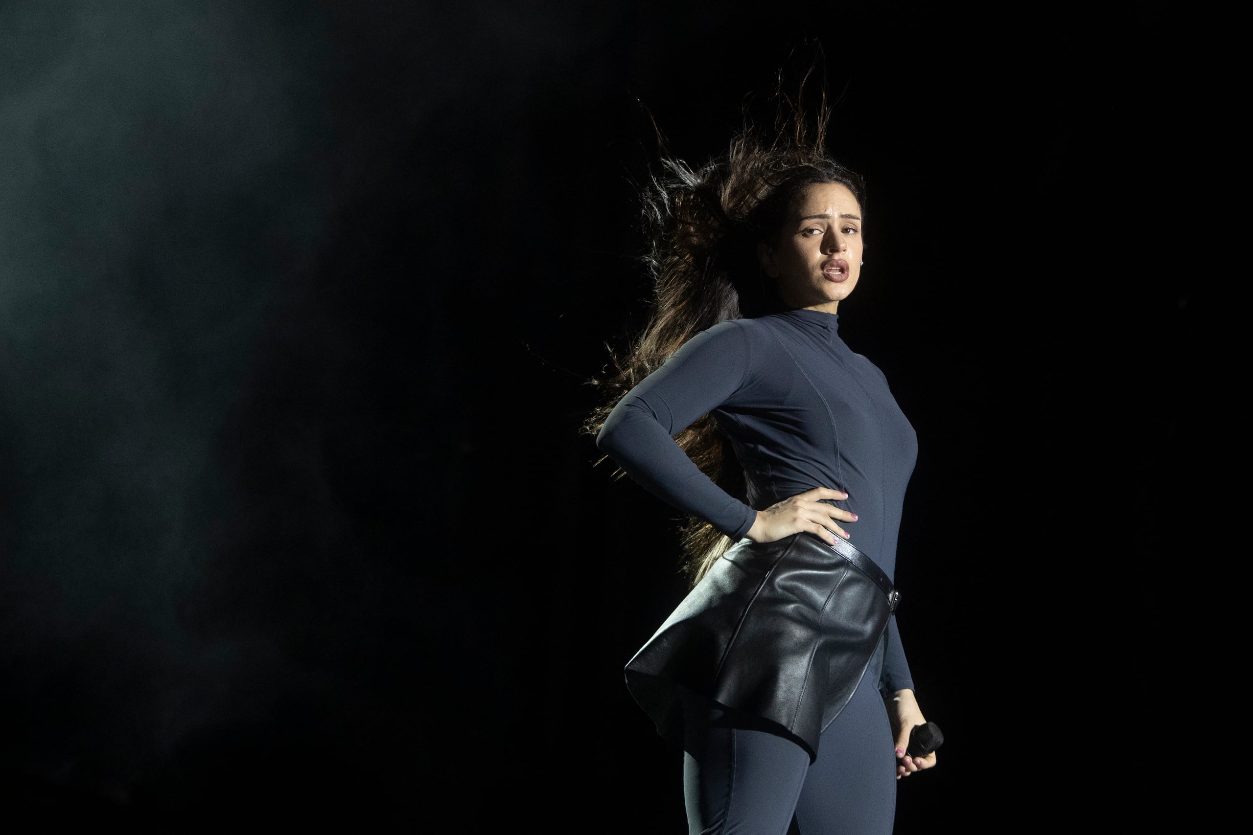 Rosalía se despidió ayer sábado de Barcelona en su cuarto y último concierto en la ciudad para presentar el álbum ‘Lux’, ante un Palau Sant Jordi lleno con 18,000 asistentes.