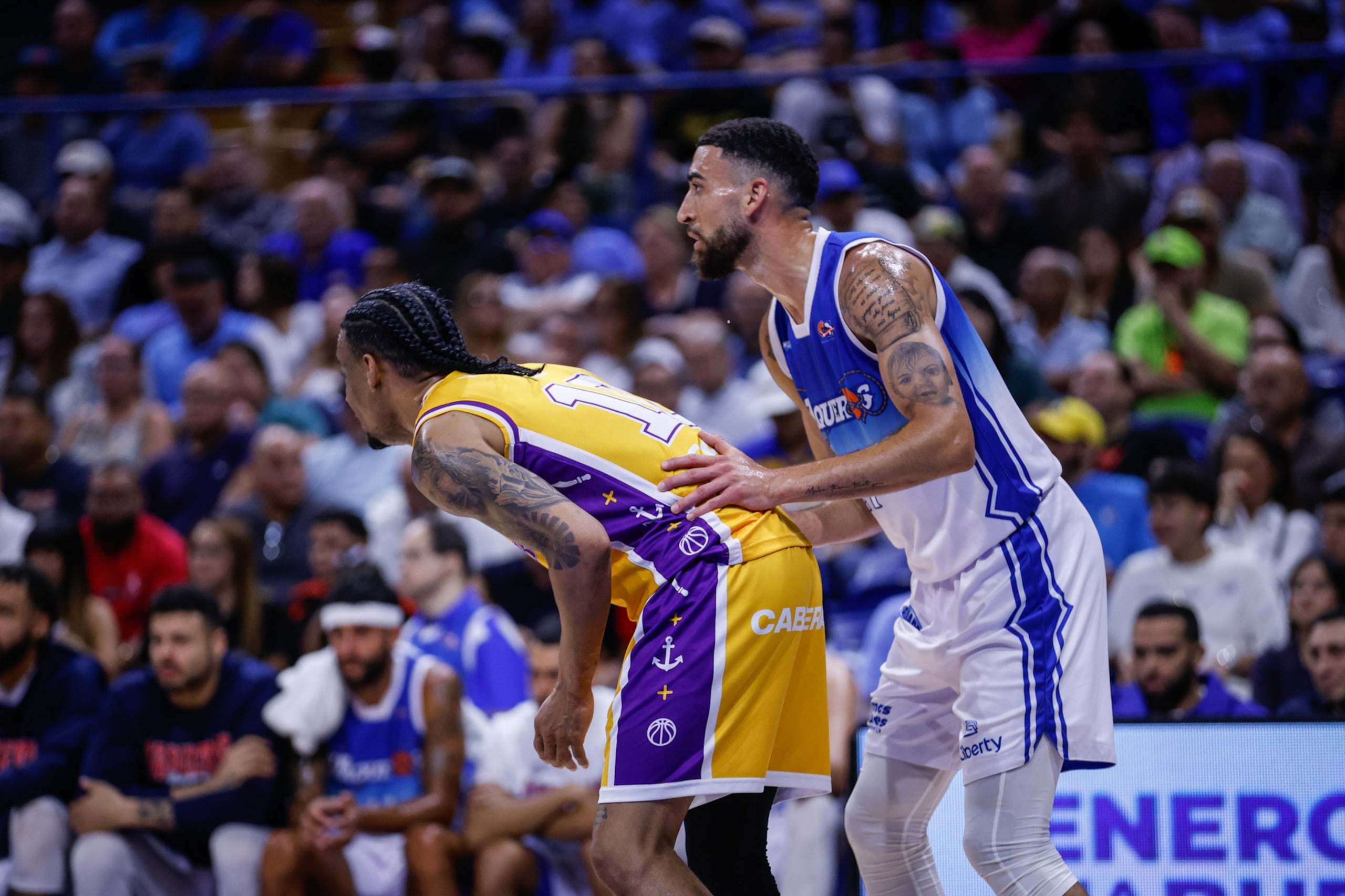 Chris Duarte y Víctor Liz durante un partido entre los Vaqueros de Bayamón y los Capitanes de Arecibo.