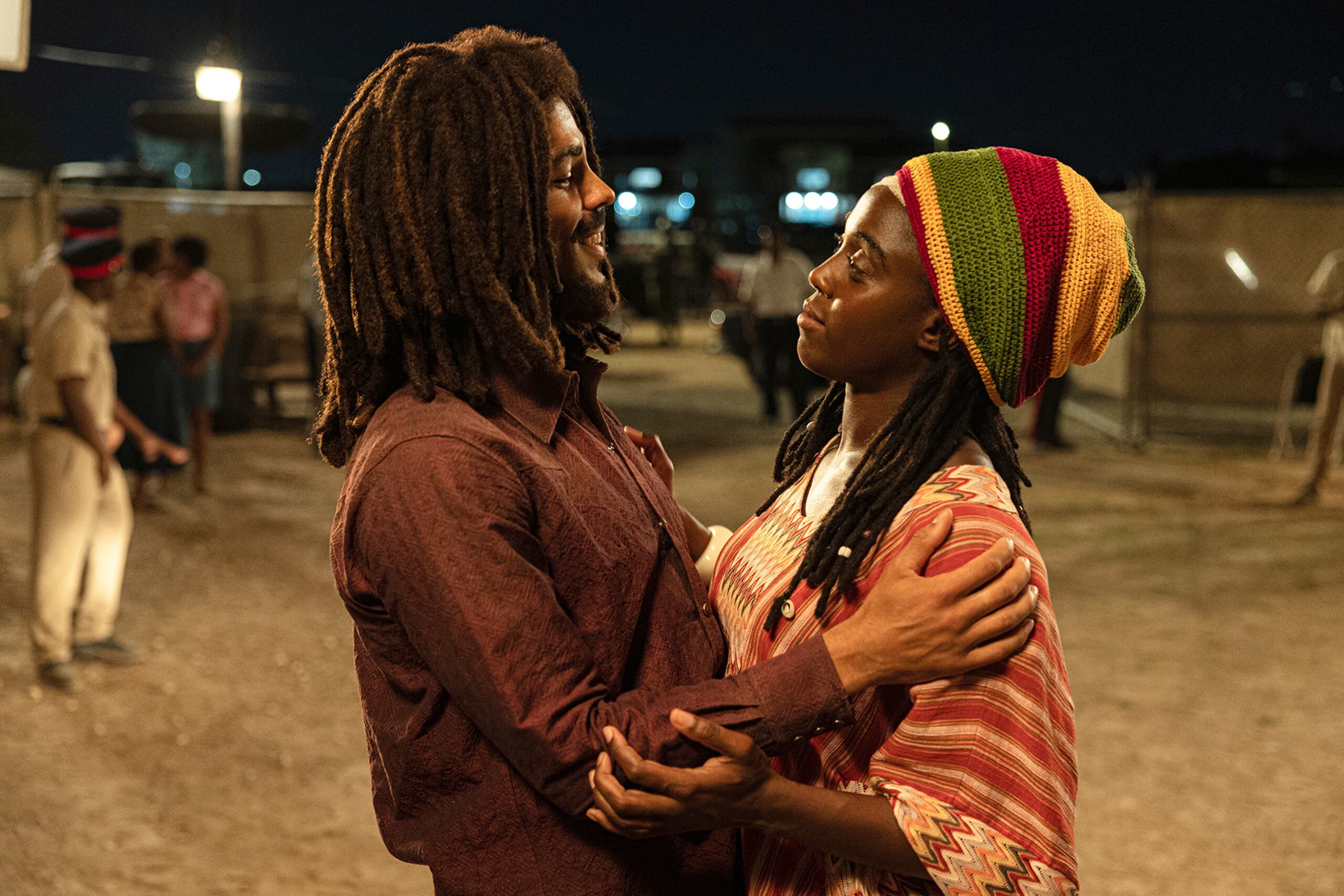 En esta imagen proporcionada por Paramount Pictures, Kingsley Ben-Adir y Lashana Lynch se miran en "Bob Marley: One Love". (Chiabella James/Paramount Pictures vía AP)