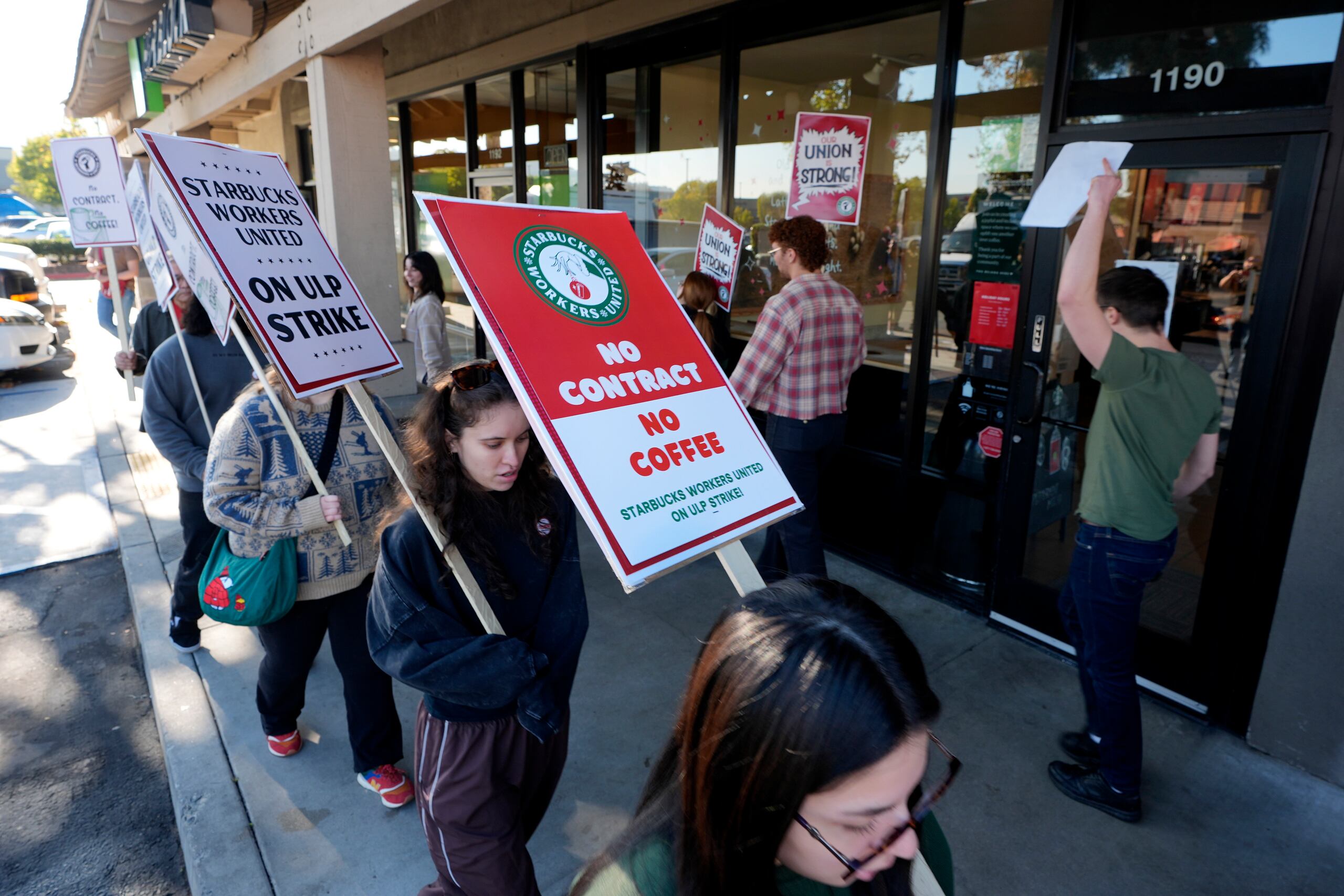 Trabajadores de Starbucks protestan frente a una de sus cafeterías, el viernes 20 de diciembre de 2024, en Burbank, California. (AP Foto/Damian Dovarganes)