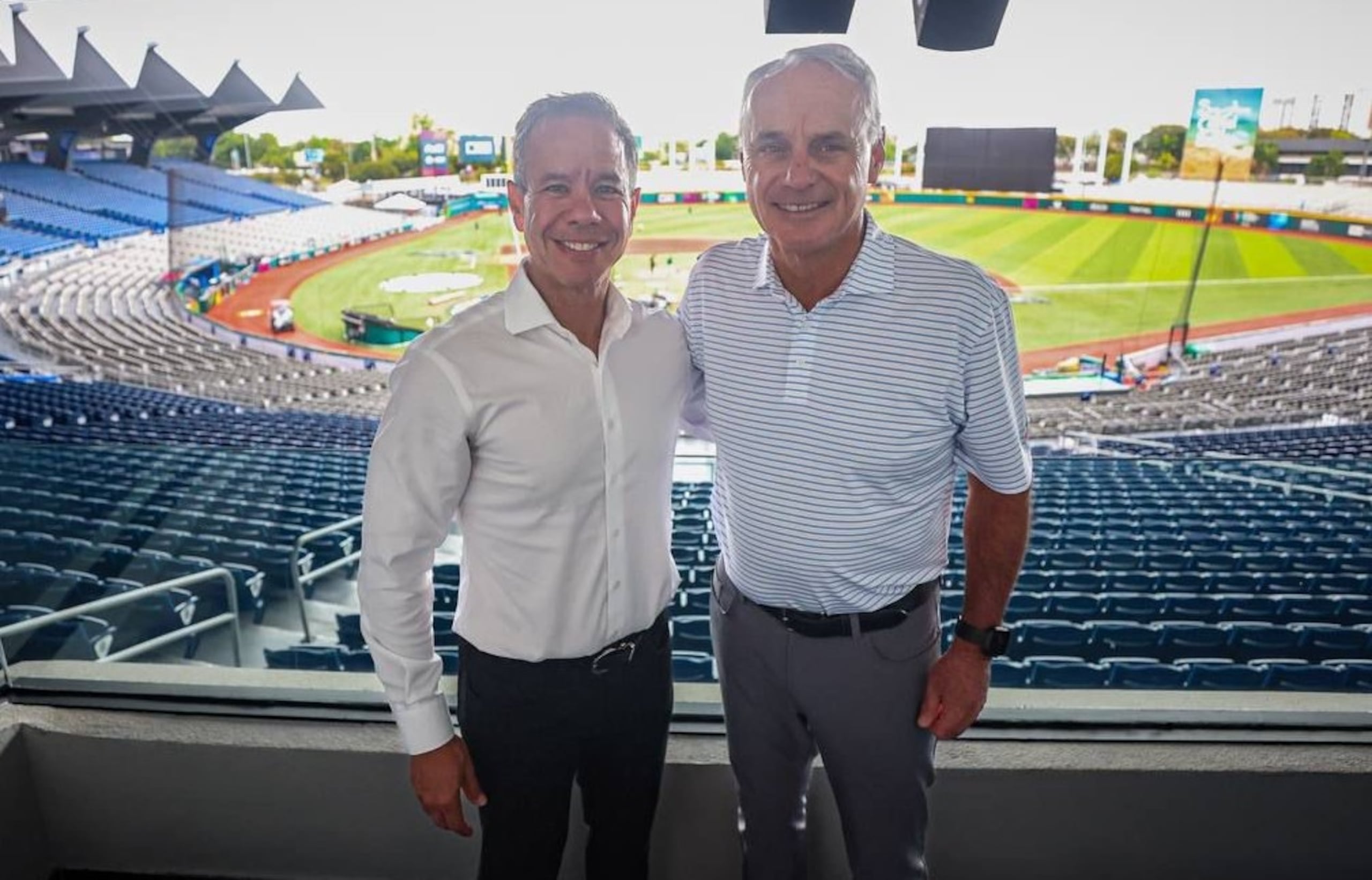 El alcalde de San Juan, Miguel Romero, posa junto al comisionado de las Grandes Ligas, Rob Manfred Jr. durante el recorrido que hicieran en el renovado Estadio Hiram Bithorn.