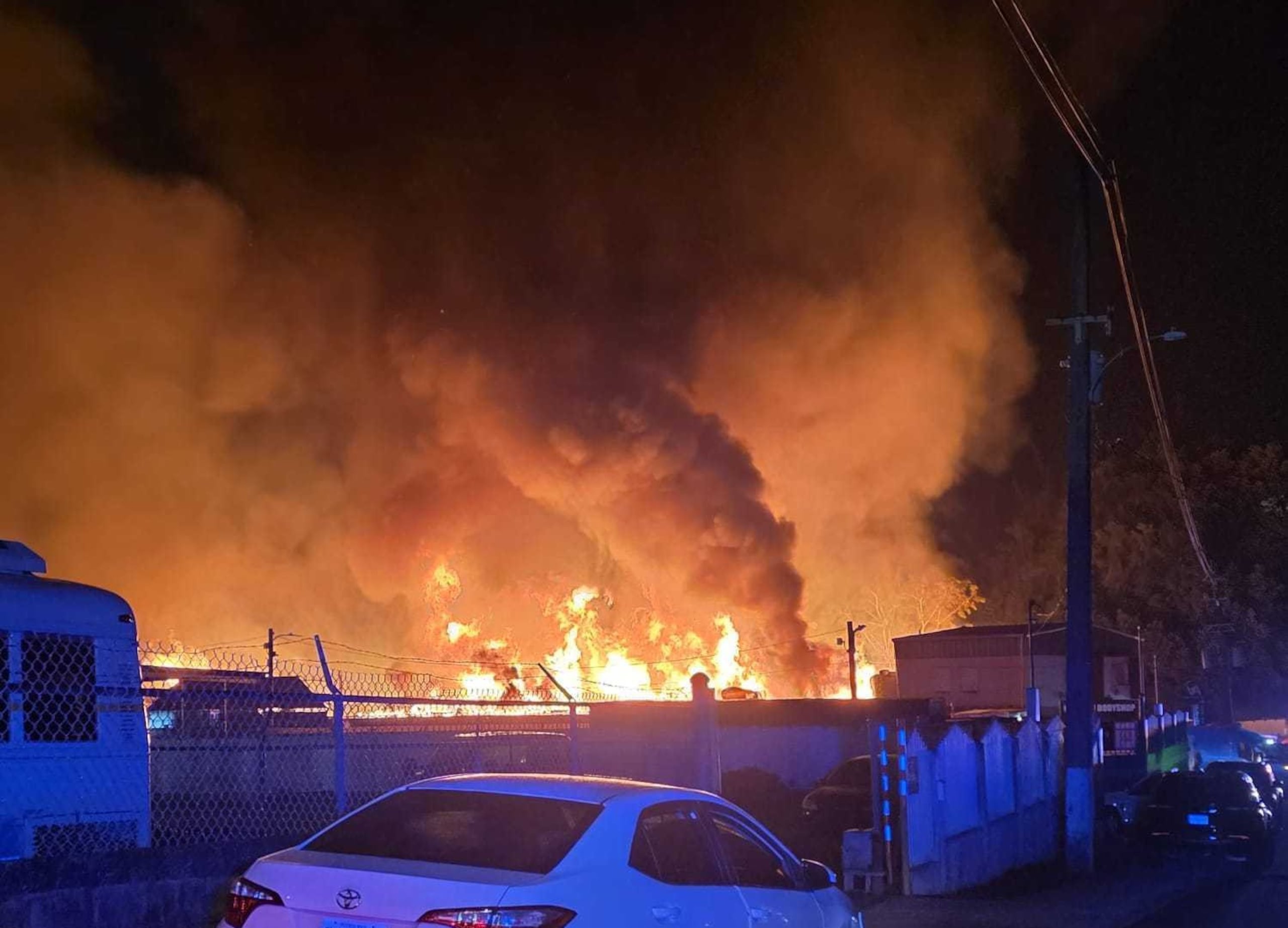 Incendio en la plata Puerto Rico Pallet Recycling en Dorado este miércoles.