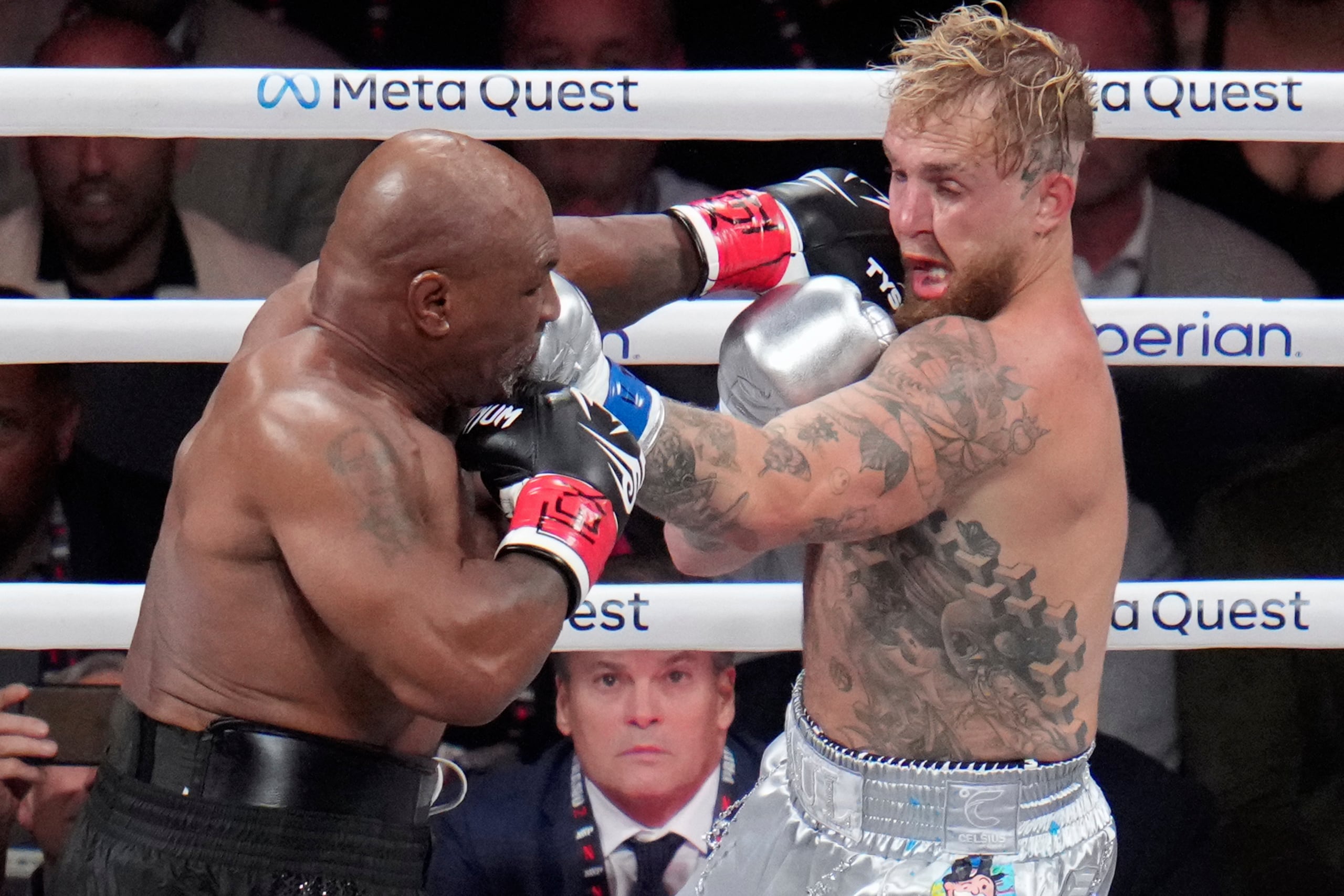 Mike Tyson golpea a Jake Paul durante su combate en la división de los pesados, el viernes 15 de noviembre de 2024, en Arlington, Texas (AP Foto/Julio Cortez)