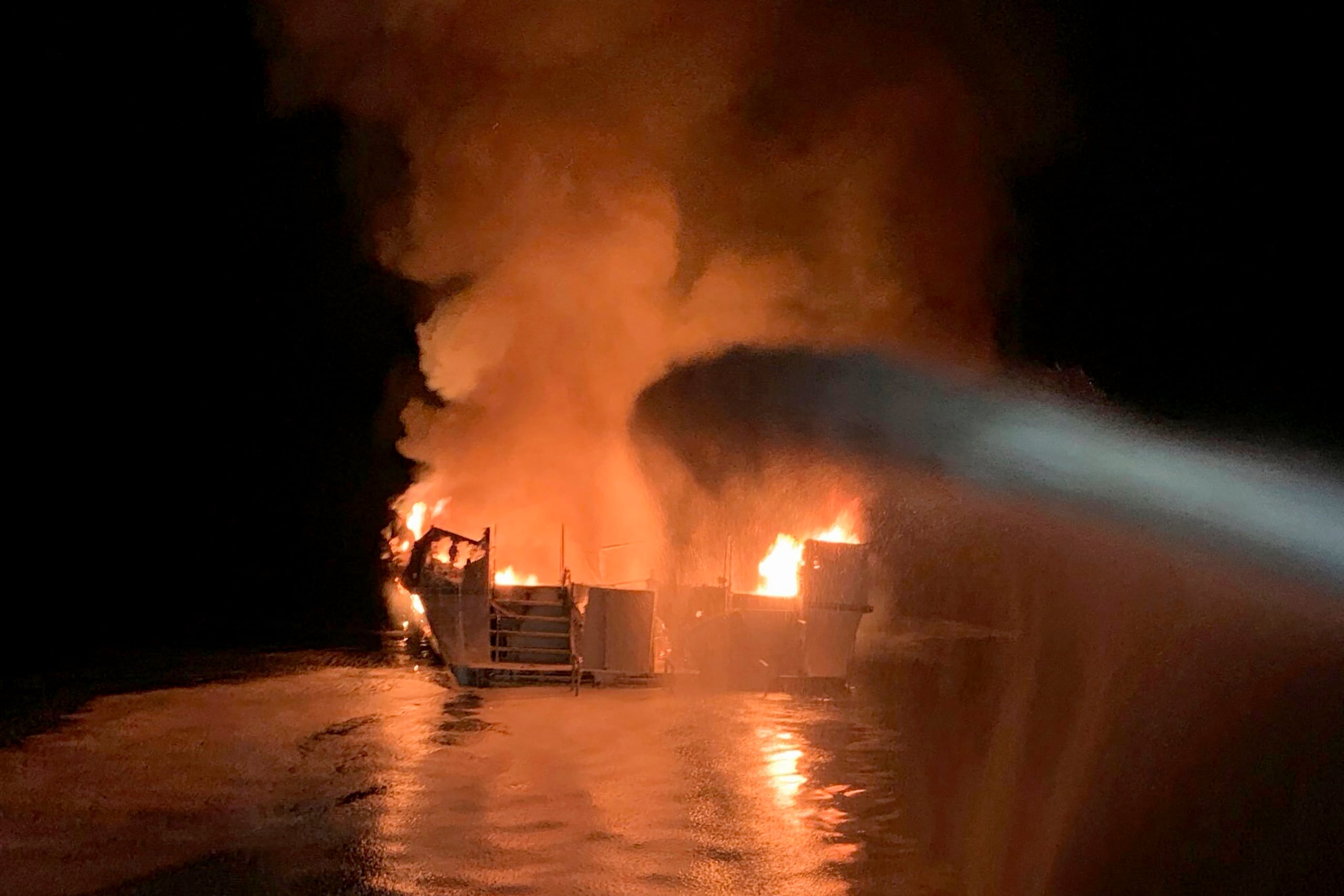 Según la fiscalía, la falta de vigilancia nocturna permitió que el fuego se propagara sin ser detectado por el barco de 23 metros de eslora.