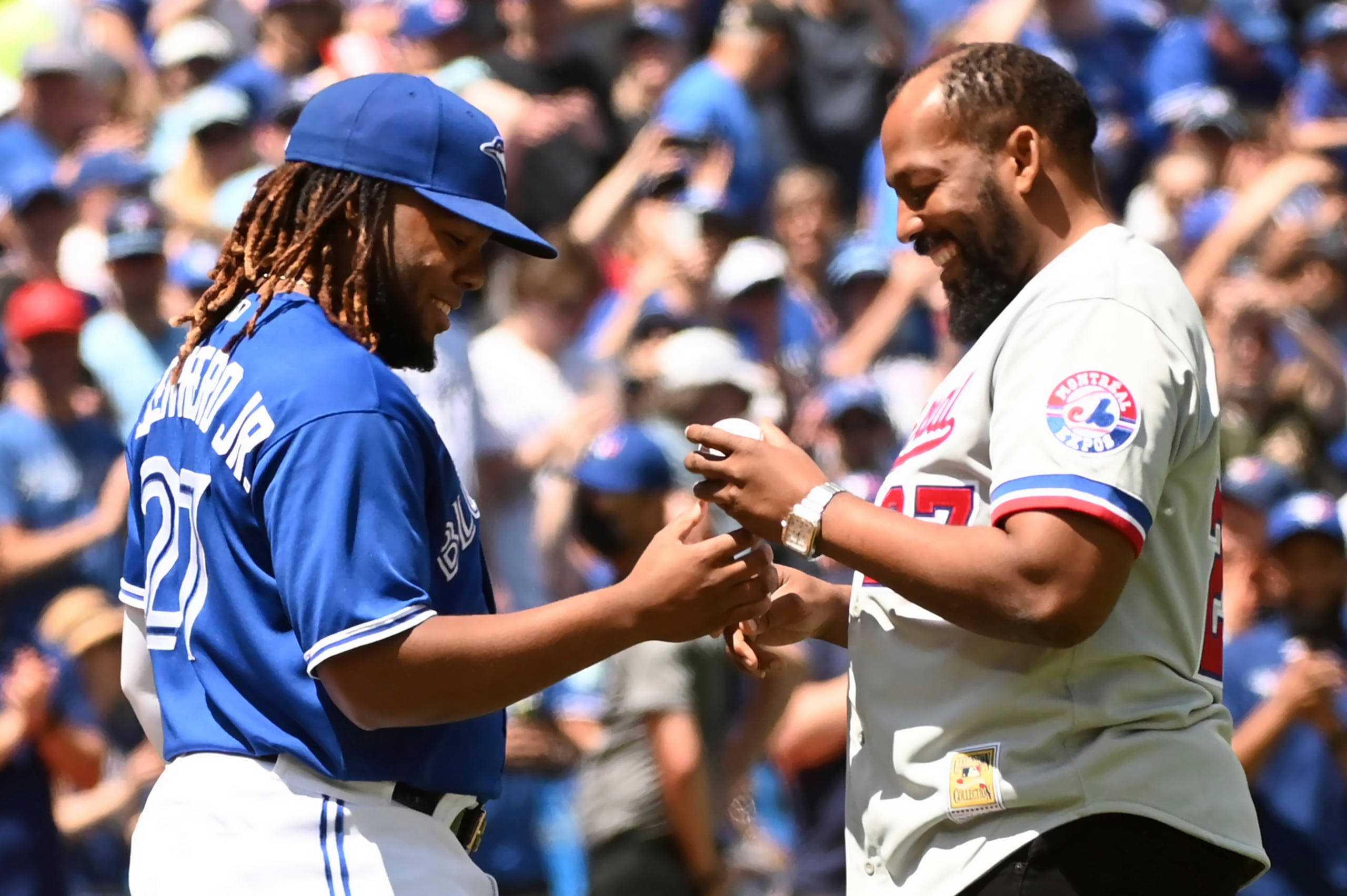 Vladimir Guerrero Jr., a la izquierda, junto a su padre, del mismo nombre y miembro del Salón e la Fama de Cooperstown.