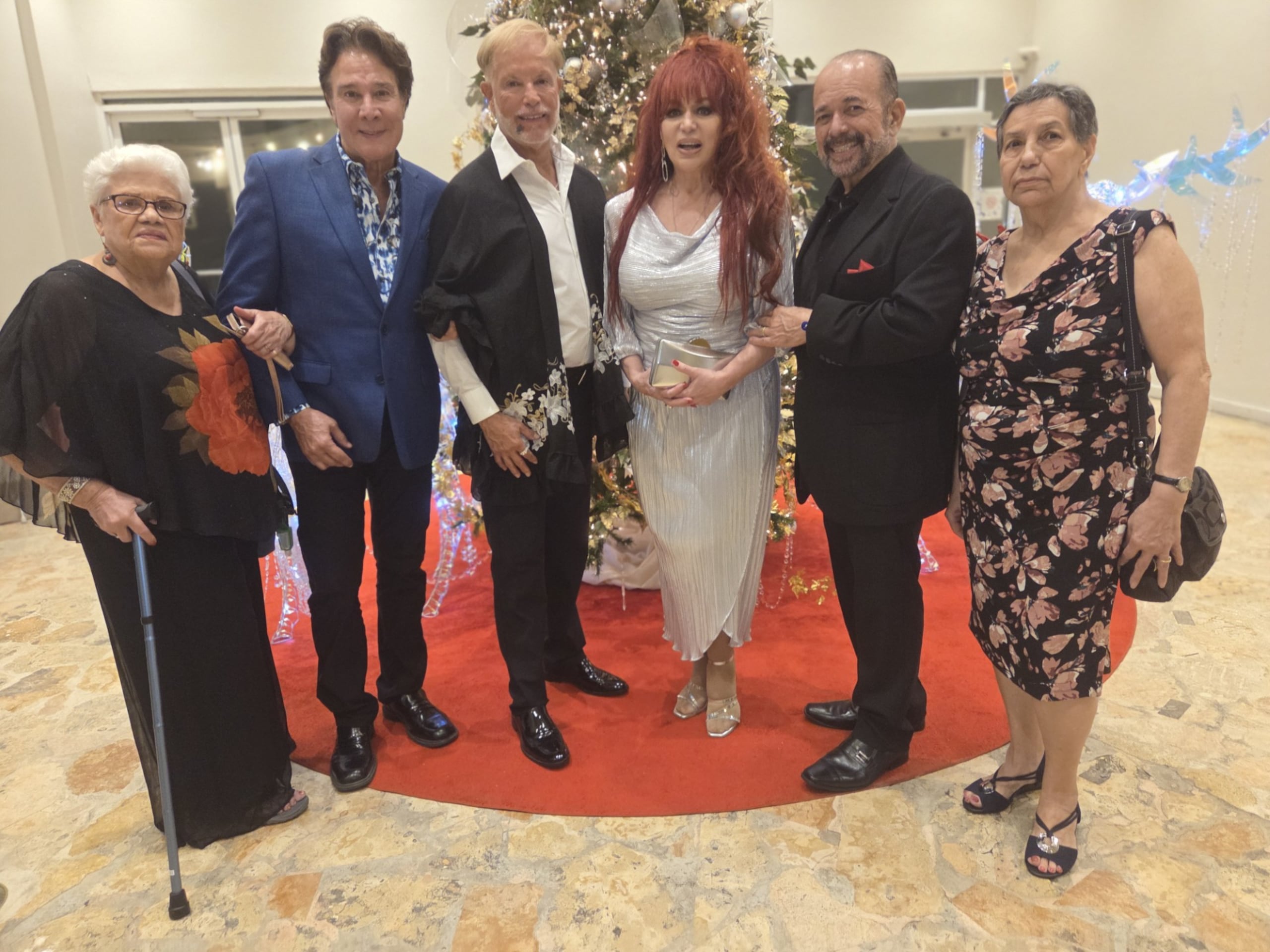Desde la izquierda, Vicky Vélez, boricua radica en Nueva York; Fernando Allende, Ángel Santini Palos, vicepresidente de Acacia; Iris Chacón y su esposo Junno Faría, y Juana Terc, de nacionalidad dominicana.