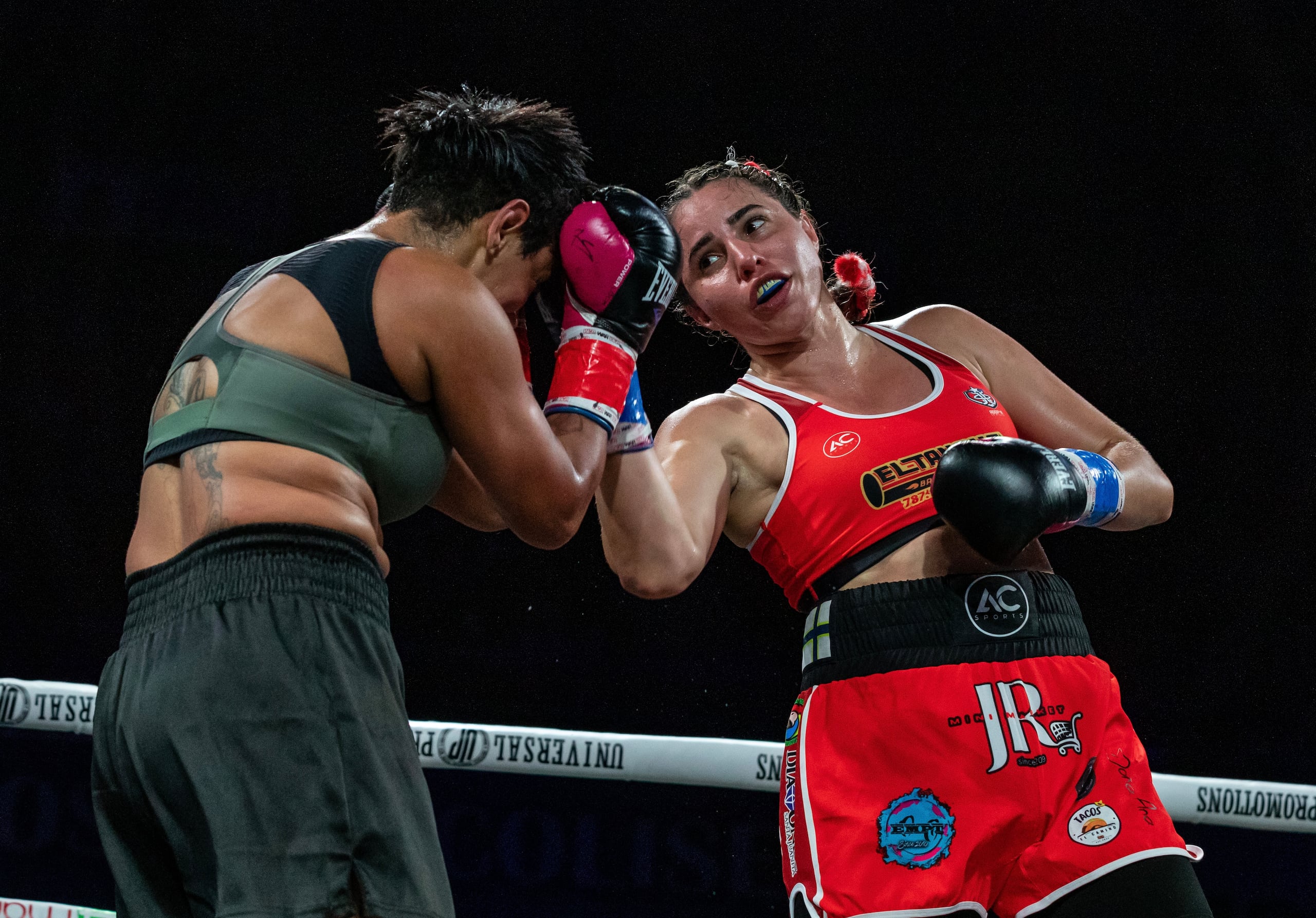 Stephanie Piñeiro castiga a Simone Da Silva durante la pelea del 2 de diciembre en Bayamón.