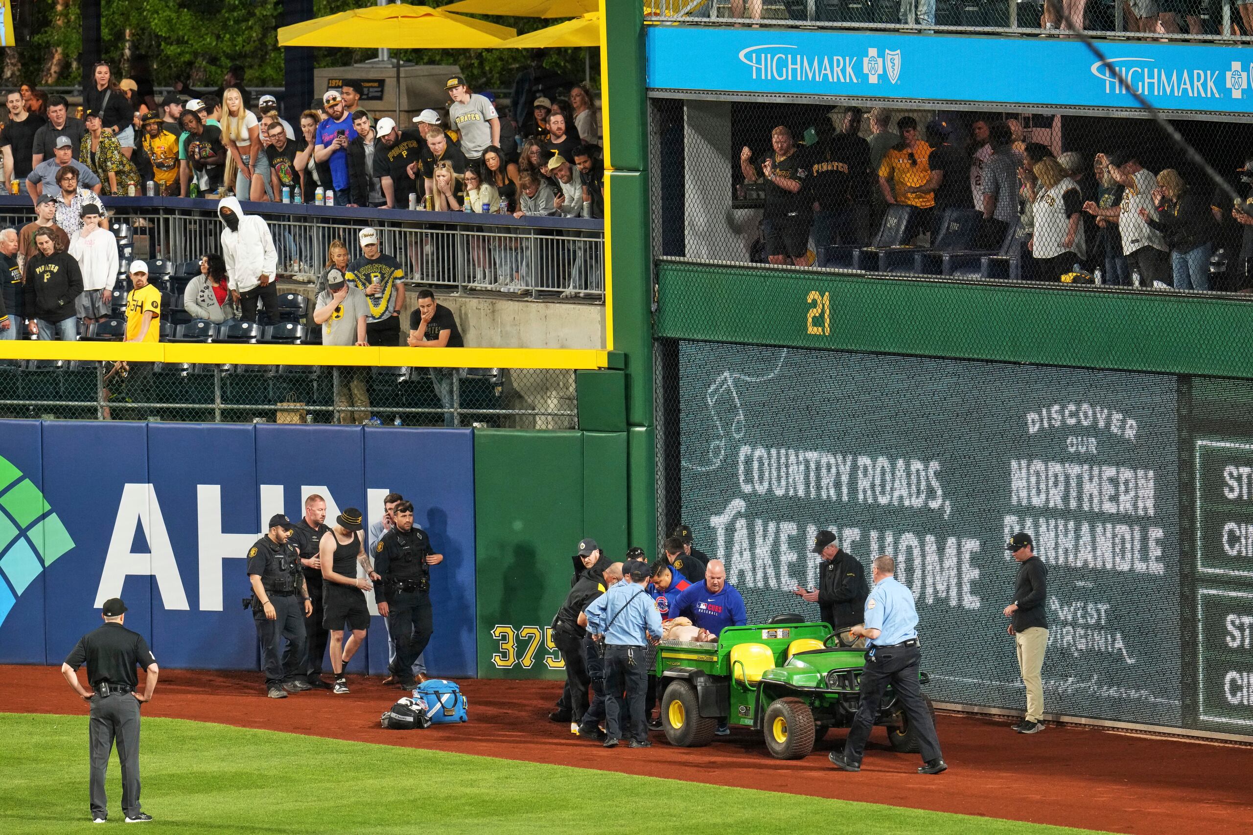 Kavan Markwood  es sacado en camilla luego de caer del muro de Clemente en el PNC Park de Pittsburgh.