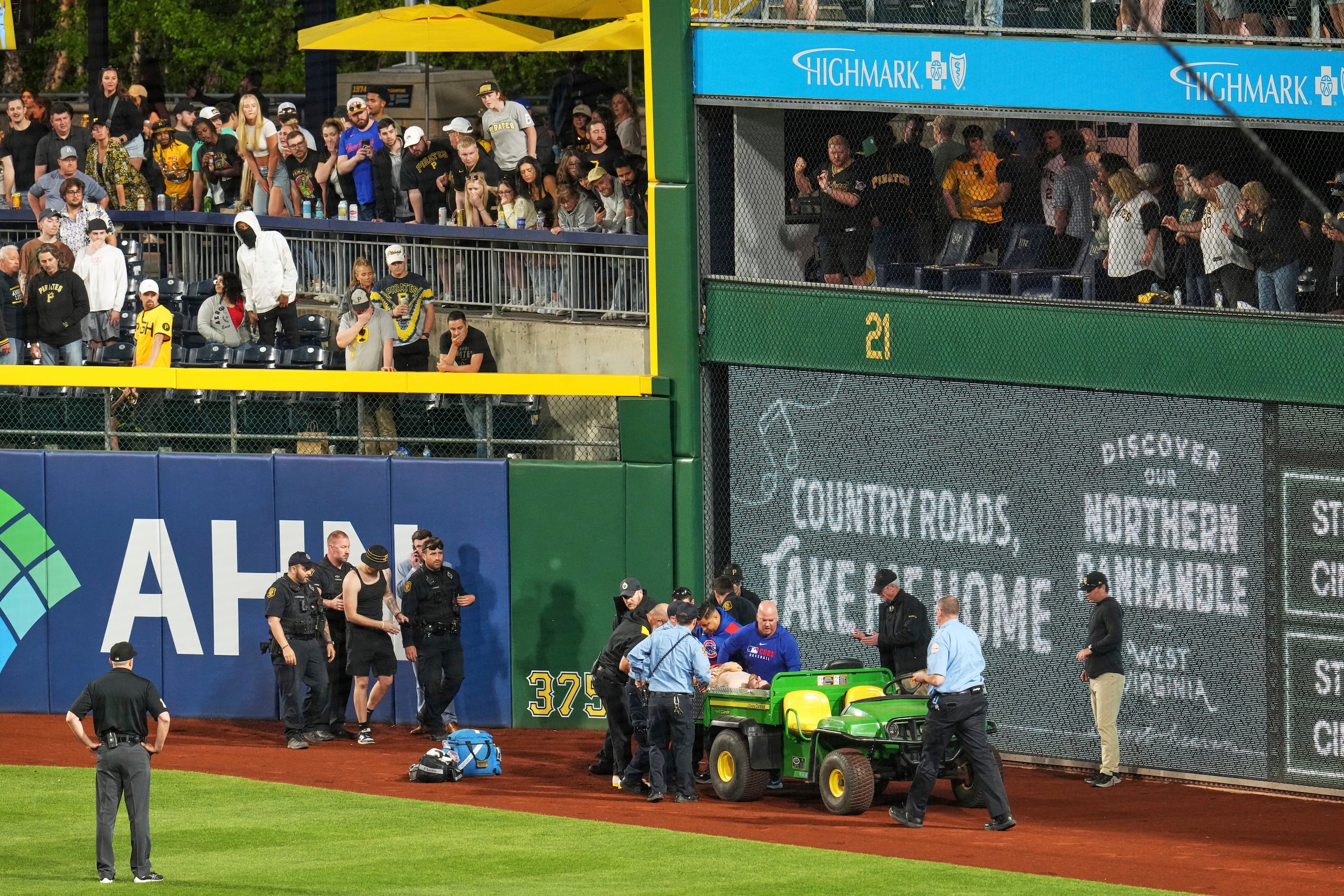 Un fanático es sacado en camilla luego de caer del muro de Clemente en el PNC Park de Pittsburgh.