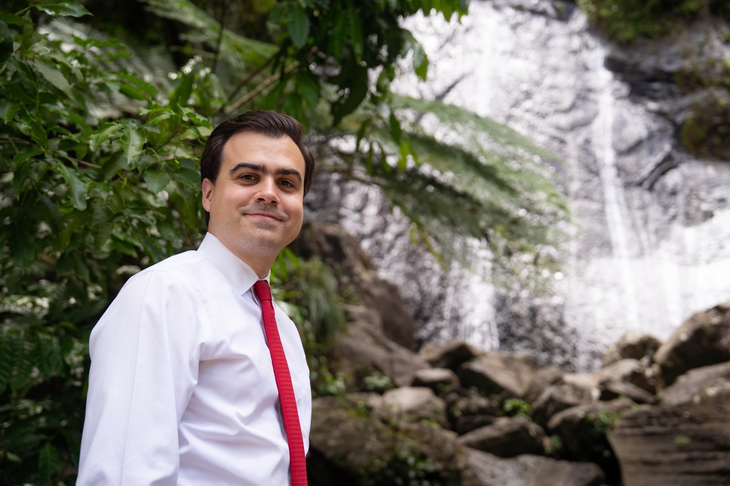 Hernández solicitó información detallada sobre dicha propuesta y cuestionó su impacto en las comunidades de Puerto Rico.