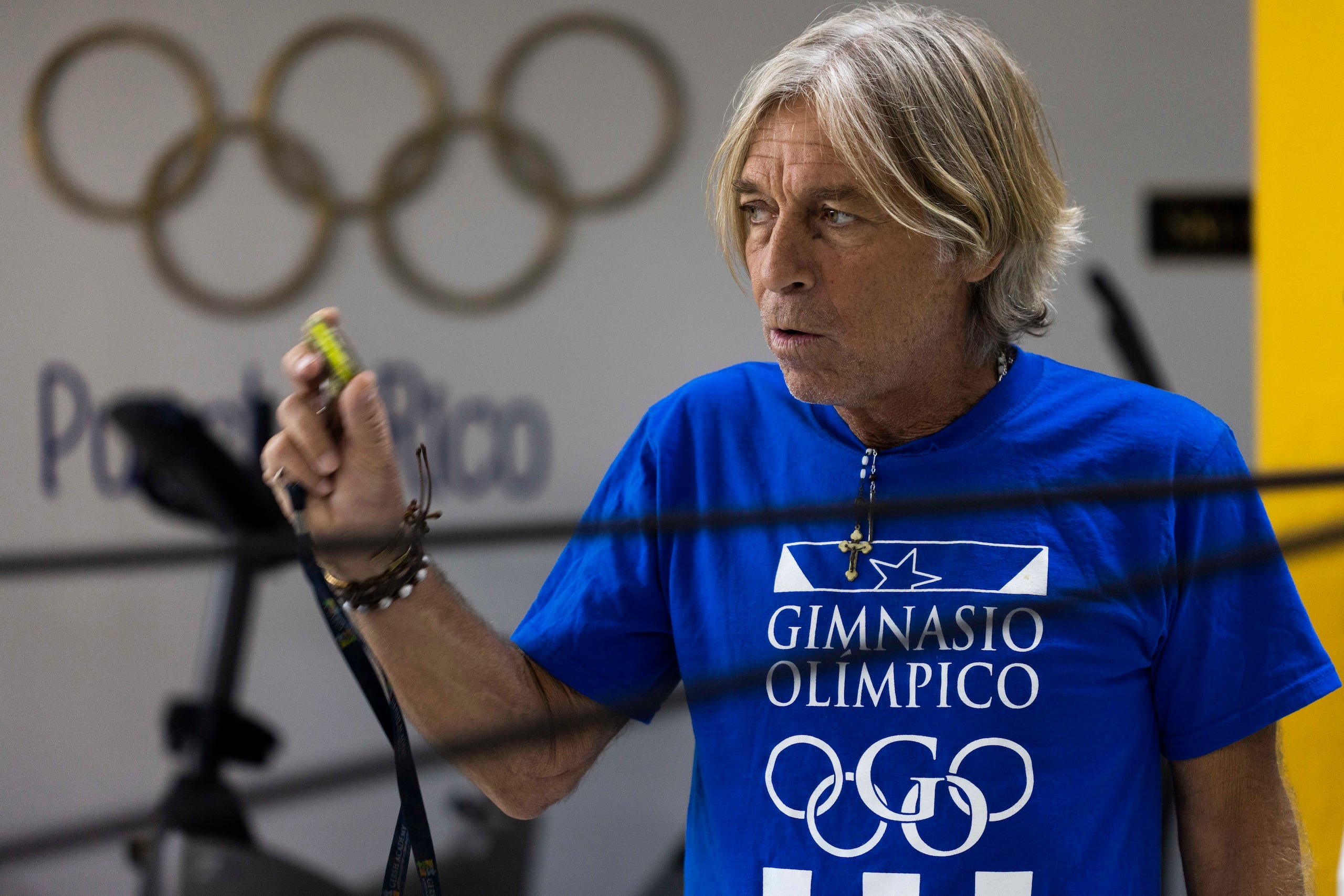 Patricio Chutney supervisa los trabajo de gimnasio de Ashleyann Lozada en el gimnasio de la Casa Olímpica.