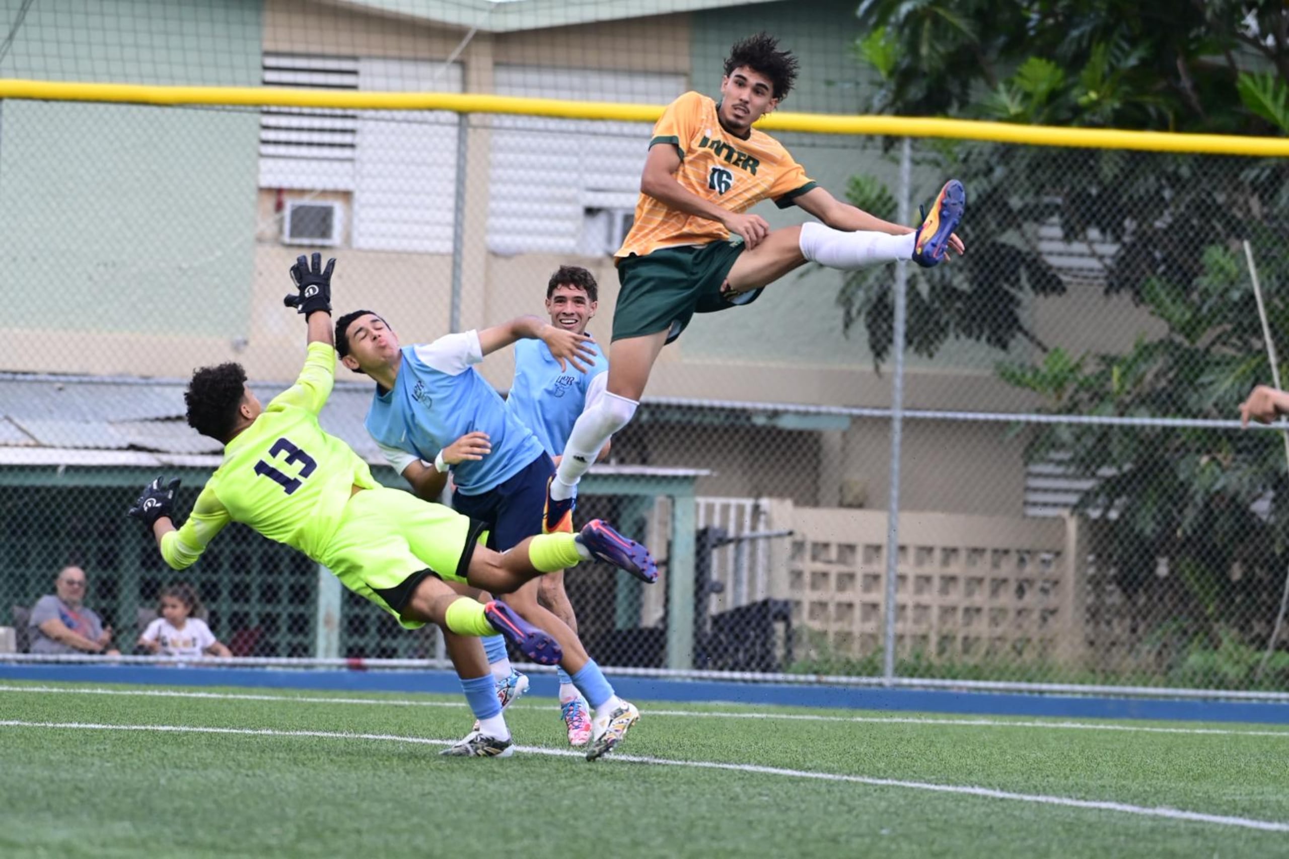 Carlos Siaca, de la Inter, vuela para intentar un ataque en el partido final. Marcó uno de los dos goles de su equipo en la victoria.