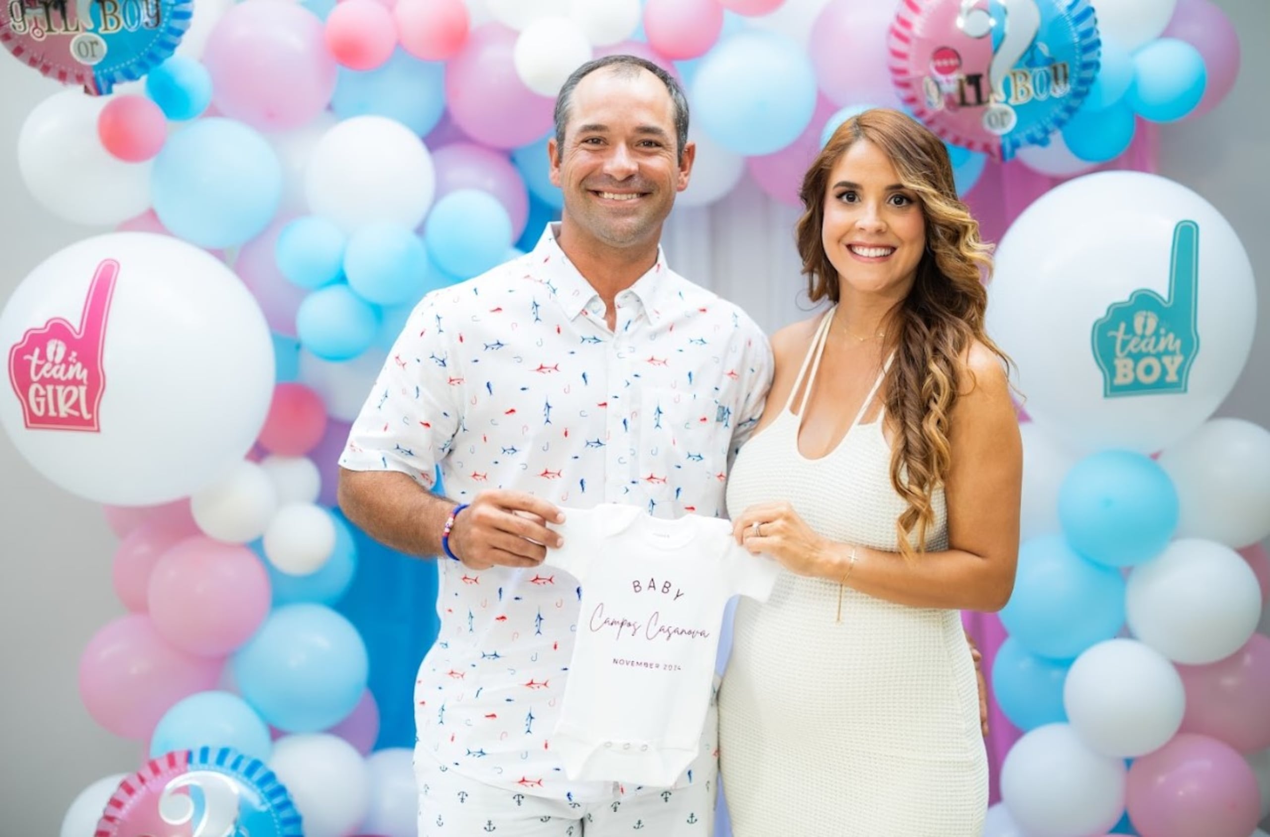 Rafa Campos y su esposa Stephanie Casanova esperan su primer bebé a final del 2024. Será una niña.