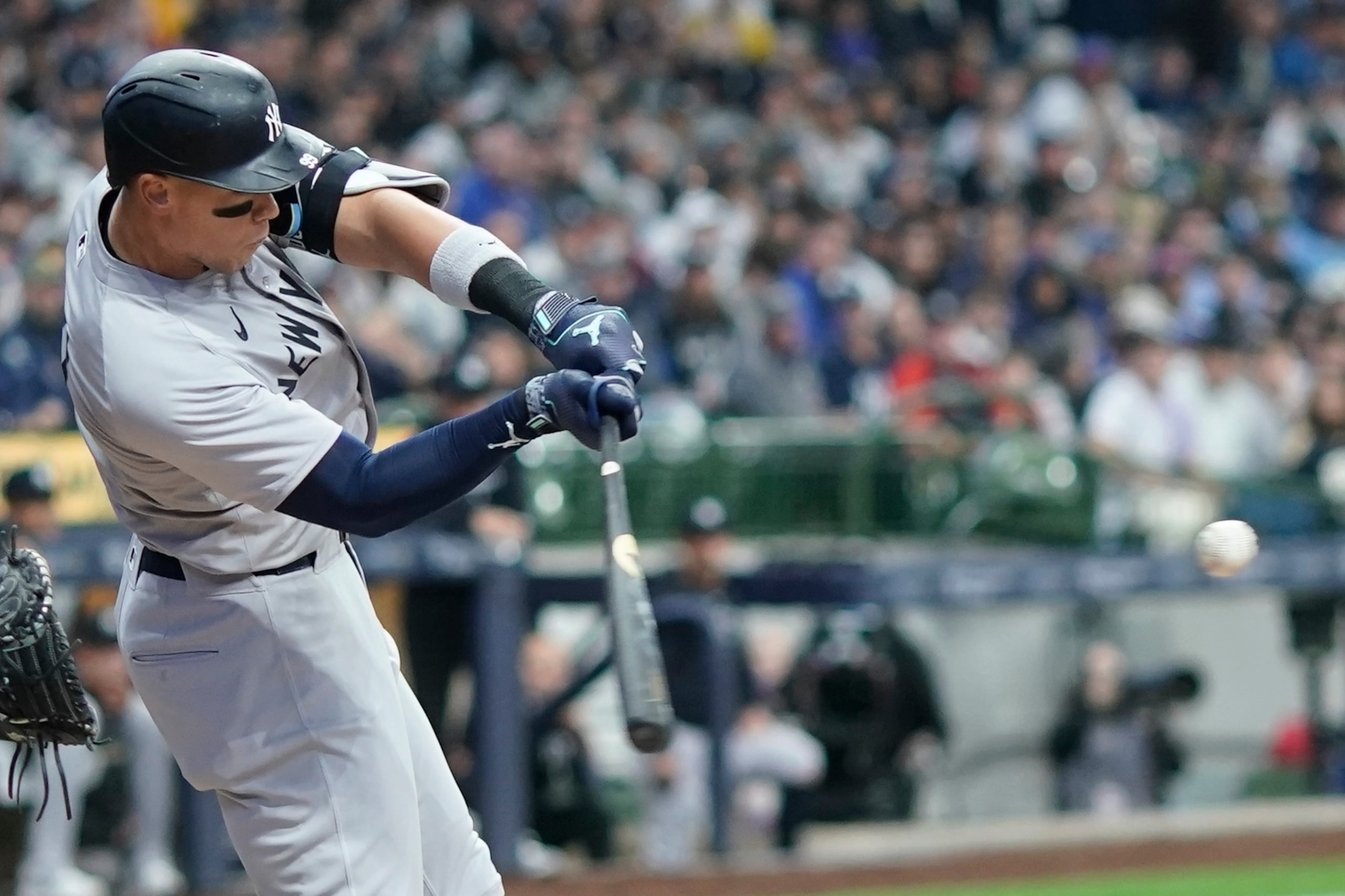 Aaron Judge de los Yankees de Nueva York batea un jonrón en la primera entrada del juego ante Brewers de Milwaukee.