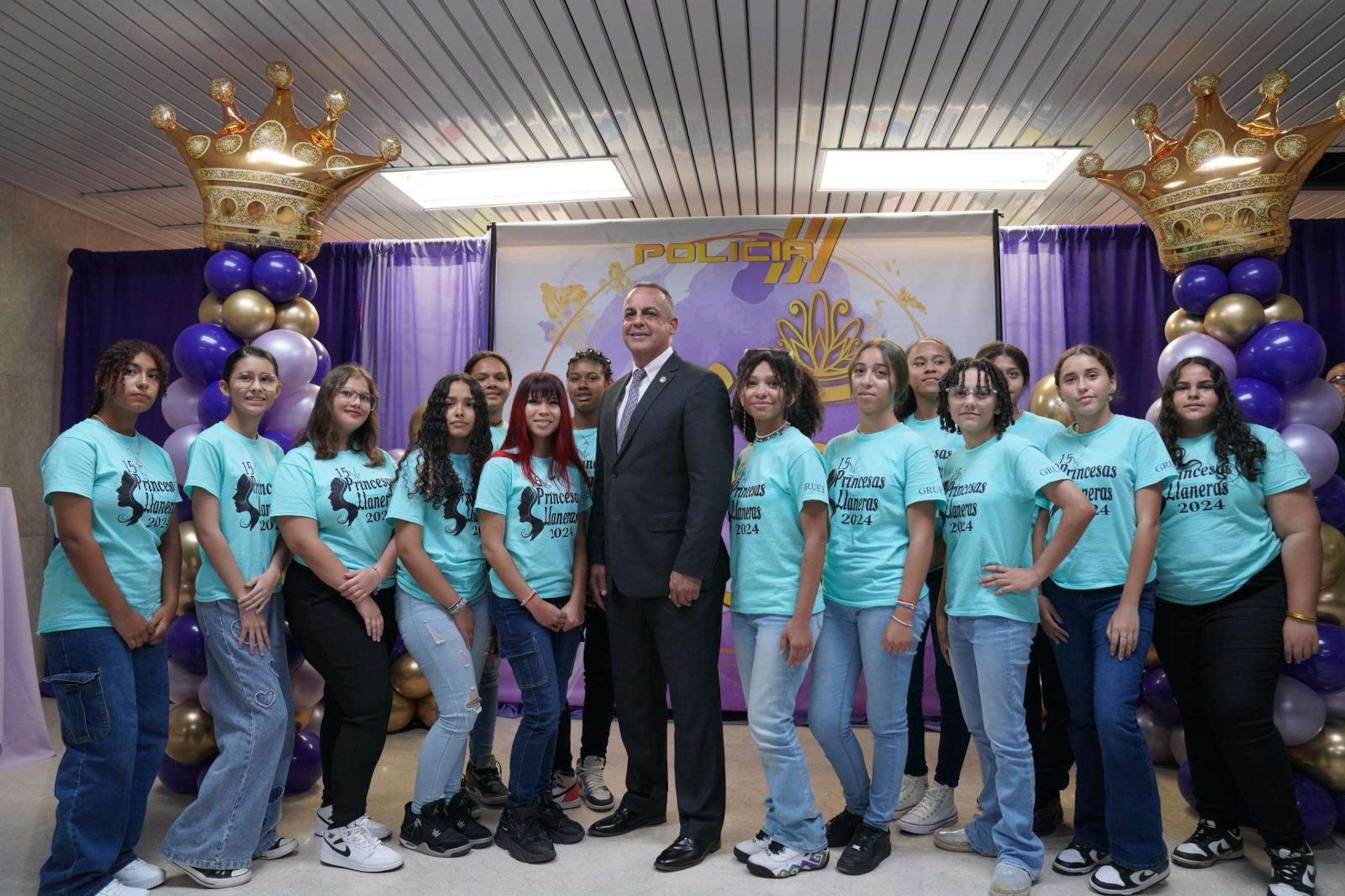 Durante la emotiva actividad, las quinceañeras compartieron sus experiencias de vida y la ilusión que les embarga celebrar sus 15 años junto al jefe policial, a quien consideran como un padre.