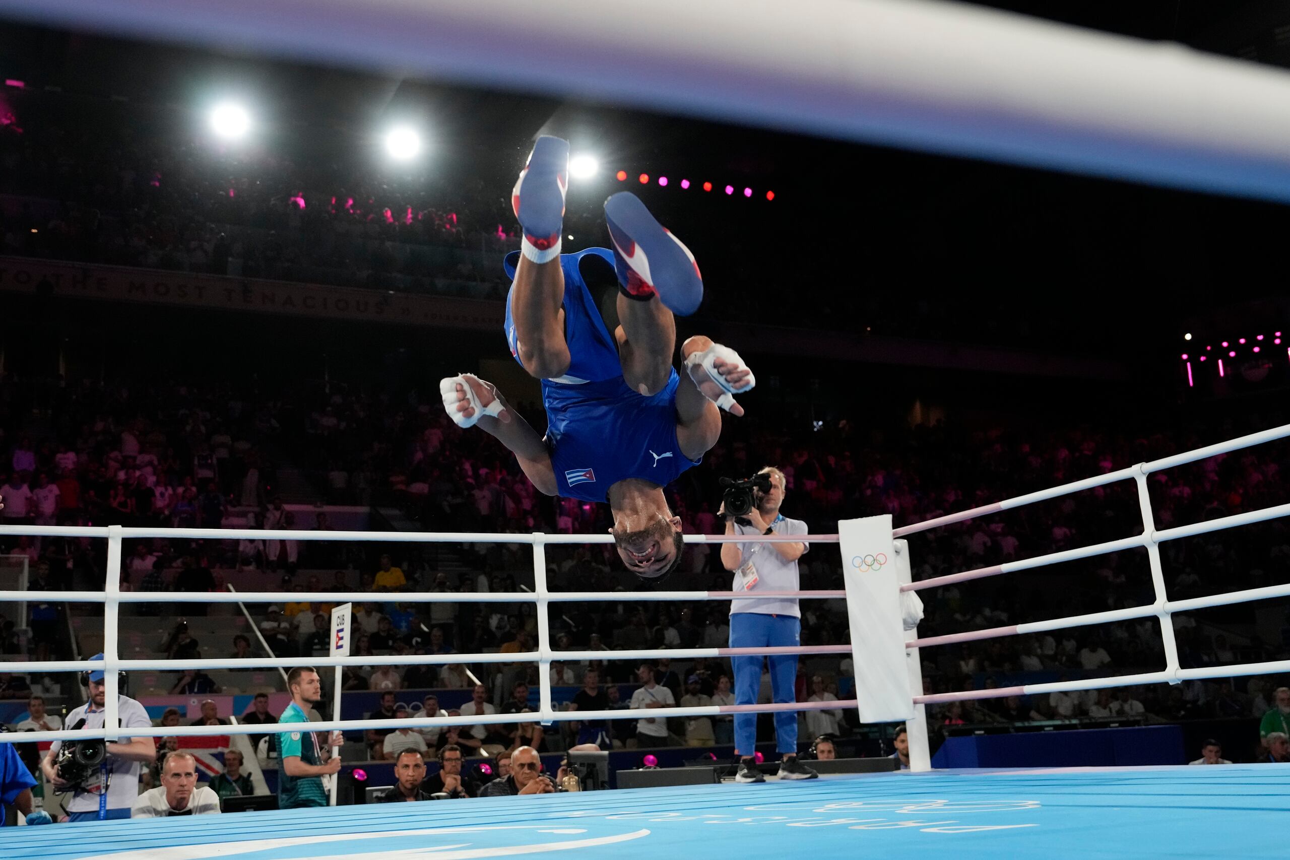 El cubano Erislandy Álvarez festeja su triunfo sobre el francés Sofiane Oumiha en la final de los superligeros del boxeo olímpico, el miércoles 7 de agosto de 2024, en París (AP Foto/Ariana Cubillos)