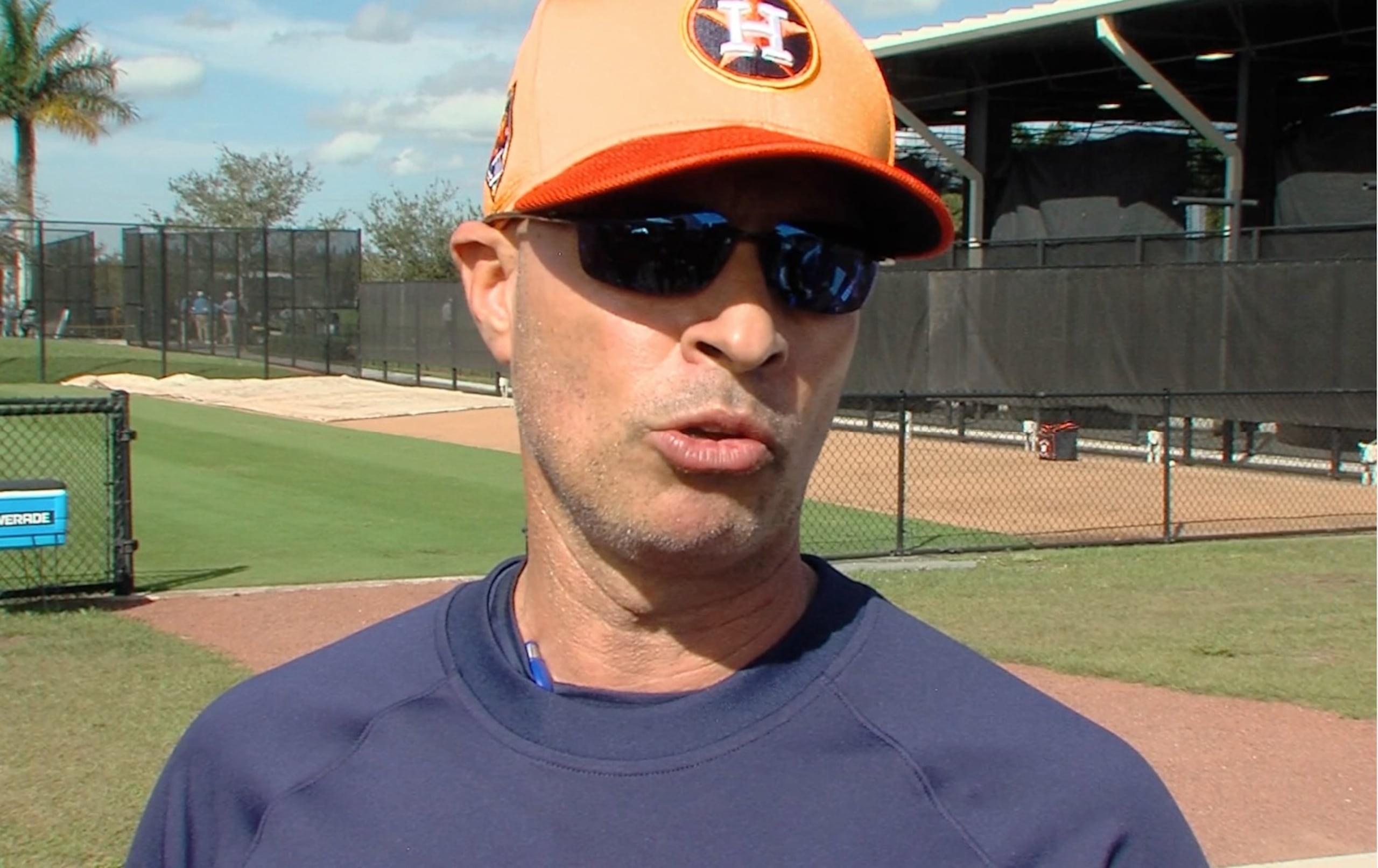 El boricua Josué Espada se entrevista con los medios de comunicaciones de Houston en su primer día de trabajo oficial a cargo de dirigir a los Astros.