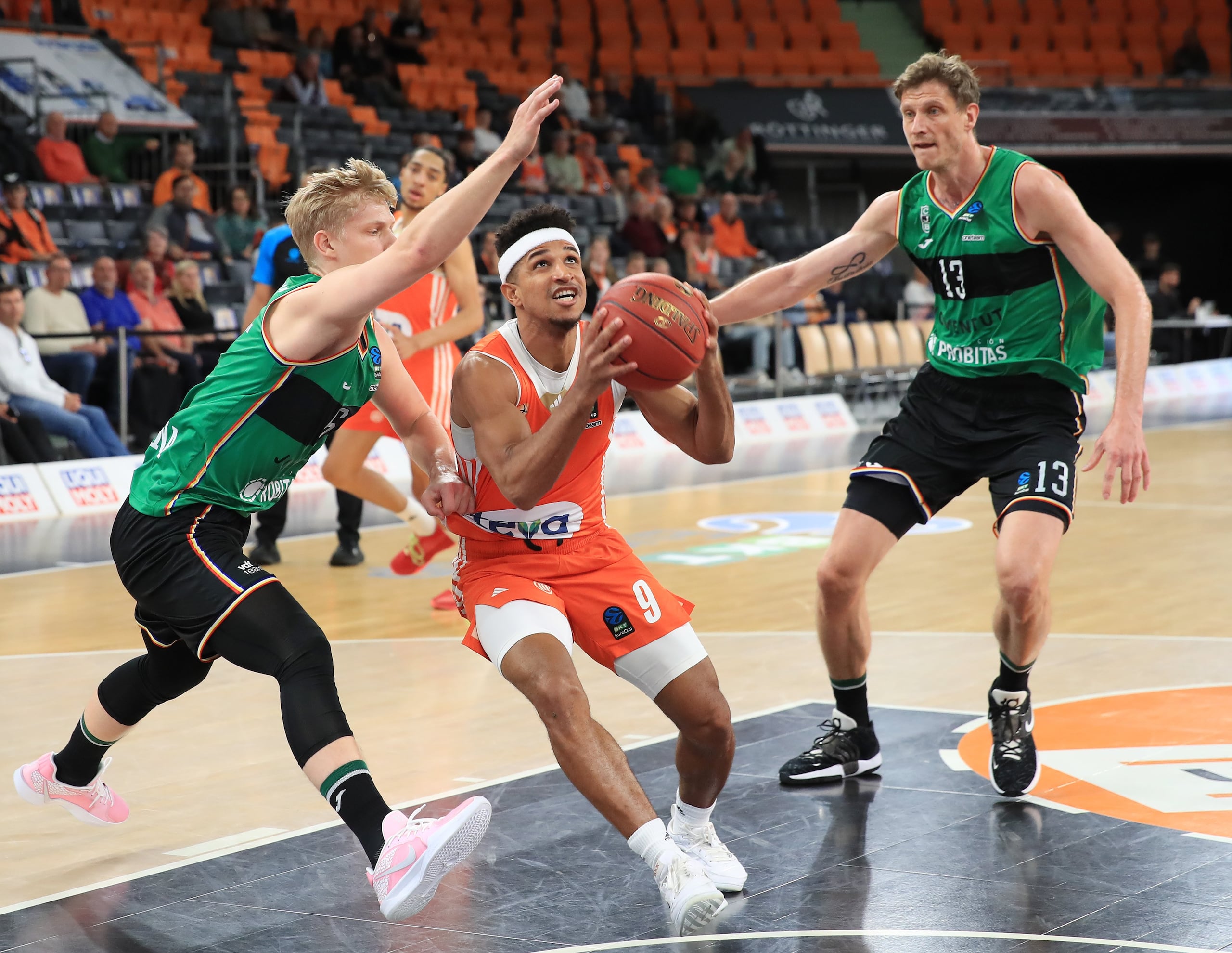 Alfonso Plummer, con el balón, está activo en la Eurocup con el club Ulm.