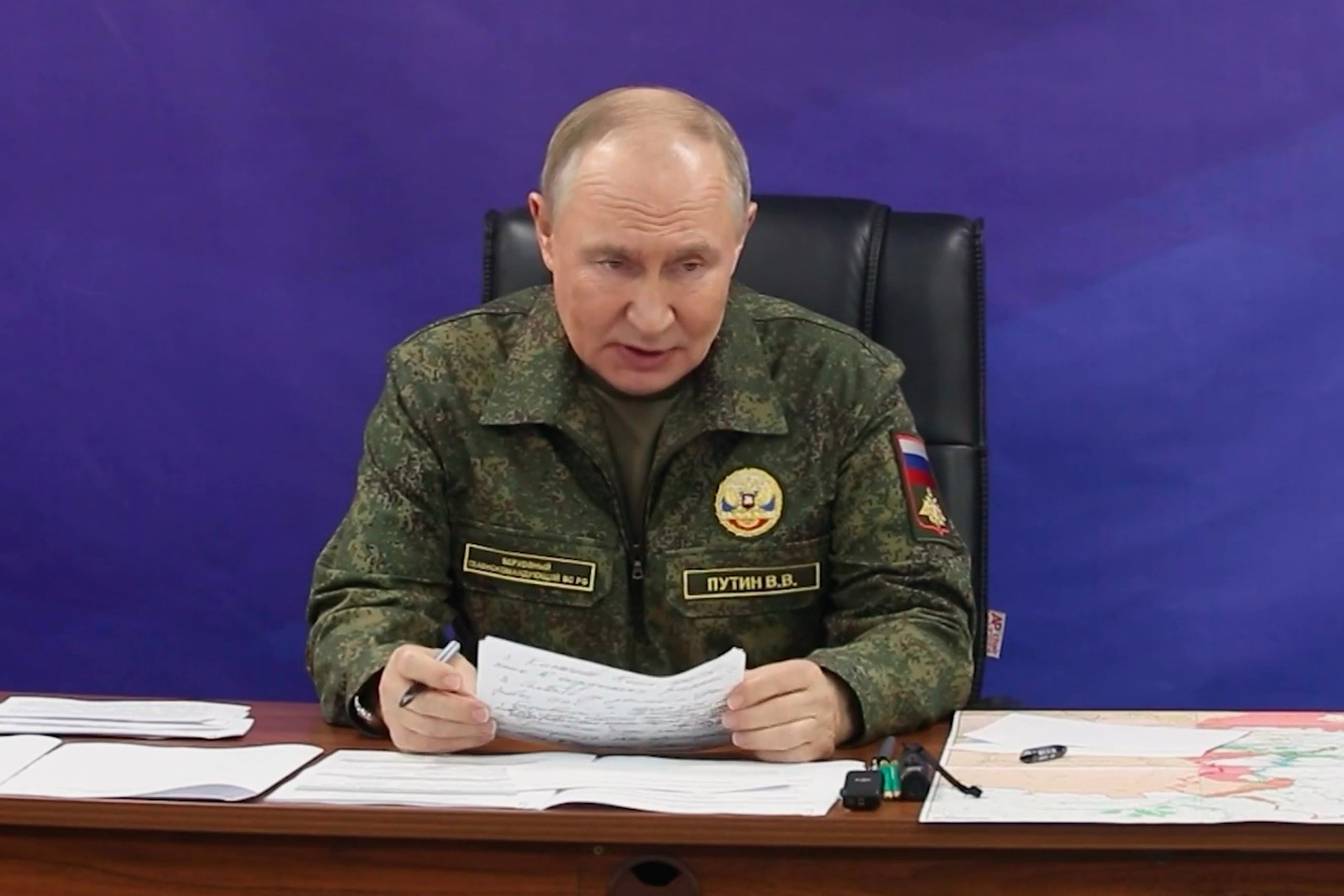 En esta imagen tomada de un video publicado por la Oficina de prensa de la presidencia rusa el domingo 26 de octubre de 2025, el presidente de Rusia, Vladímir Putin.